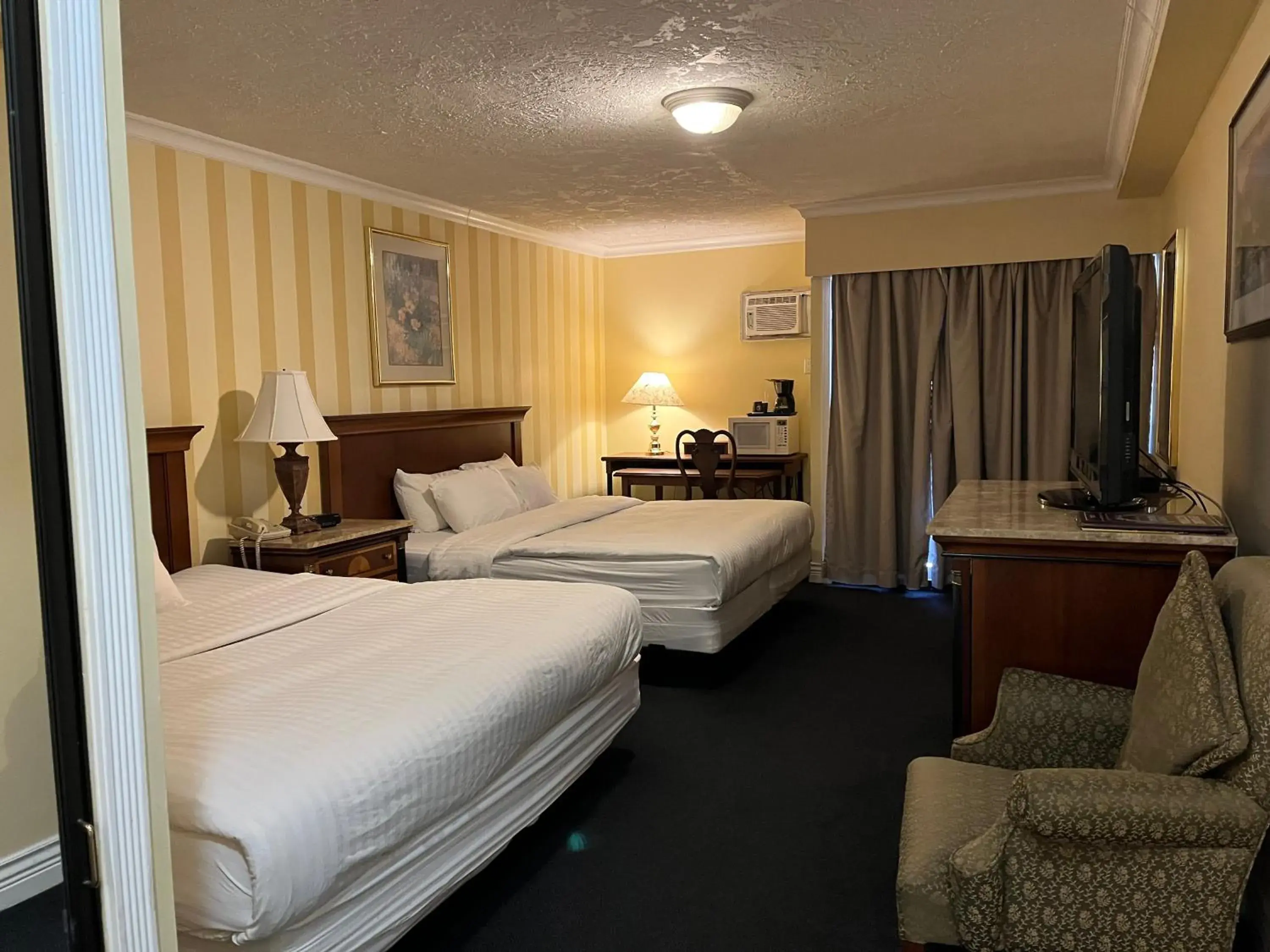 Photo of the whole room, Bed in Island Travel Inn