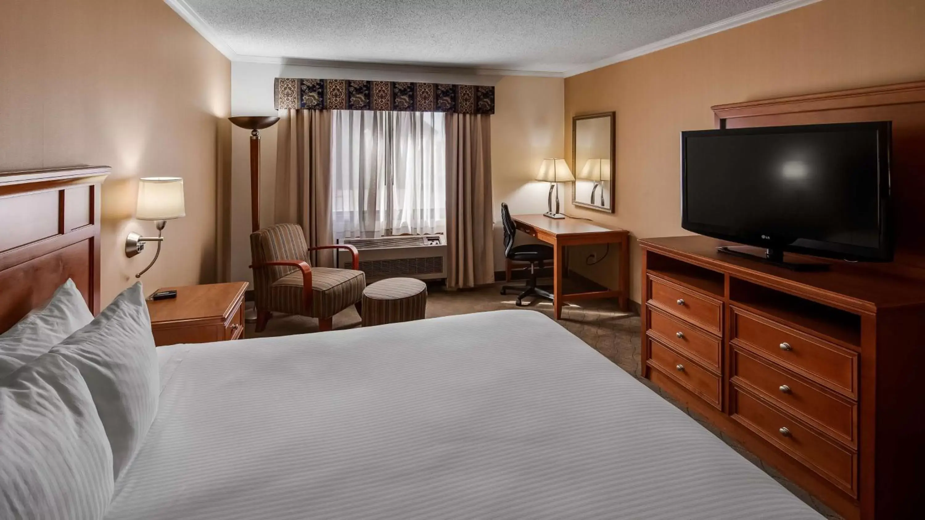 Photo of the whole room, TV/Entertainment Center in Best Western Lapeer Inn