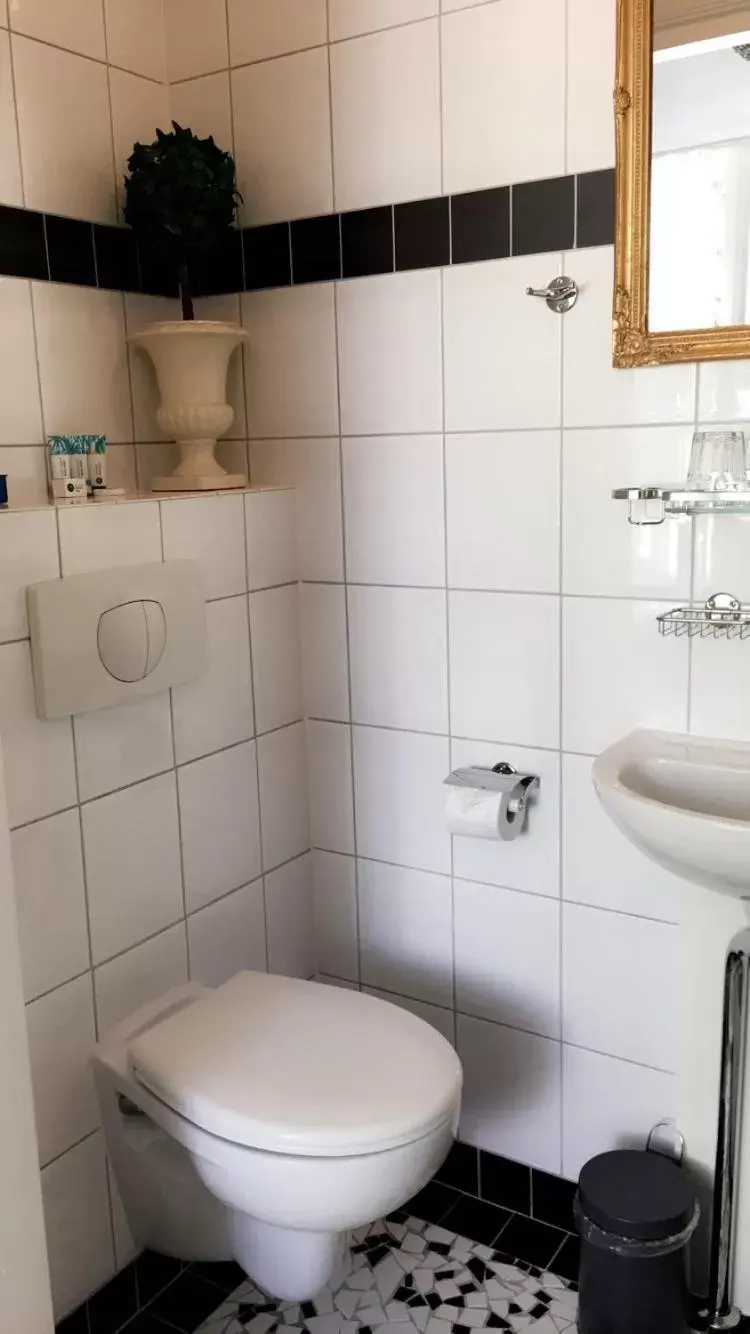 Toilet, Bathroom in De Tuinkamer-----Privé diner op de kamer mogelijk!!!