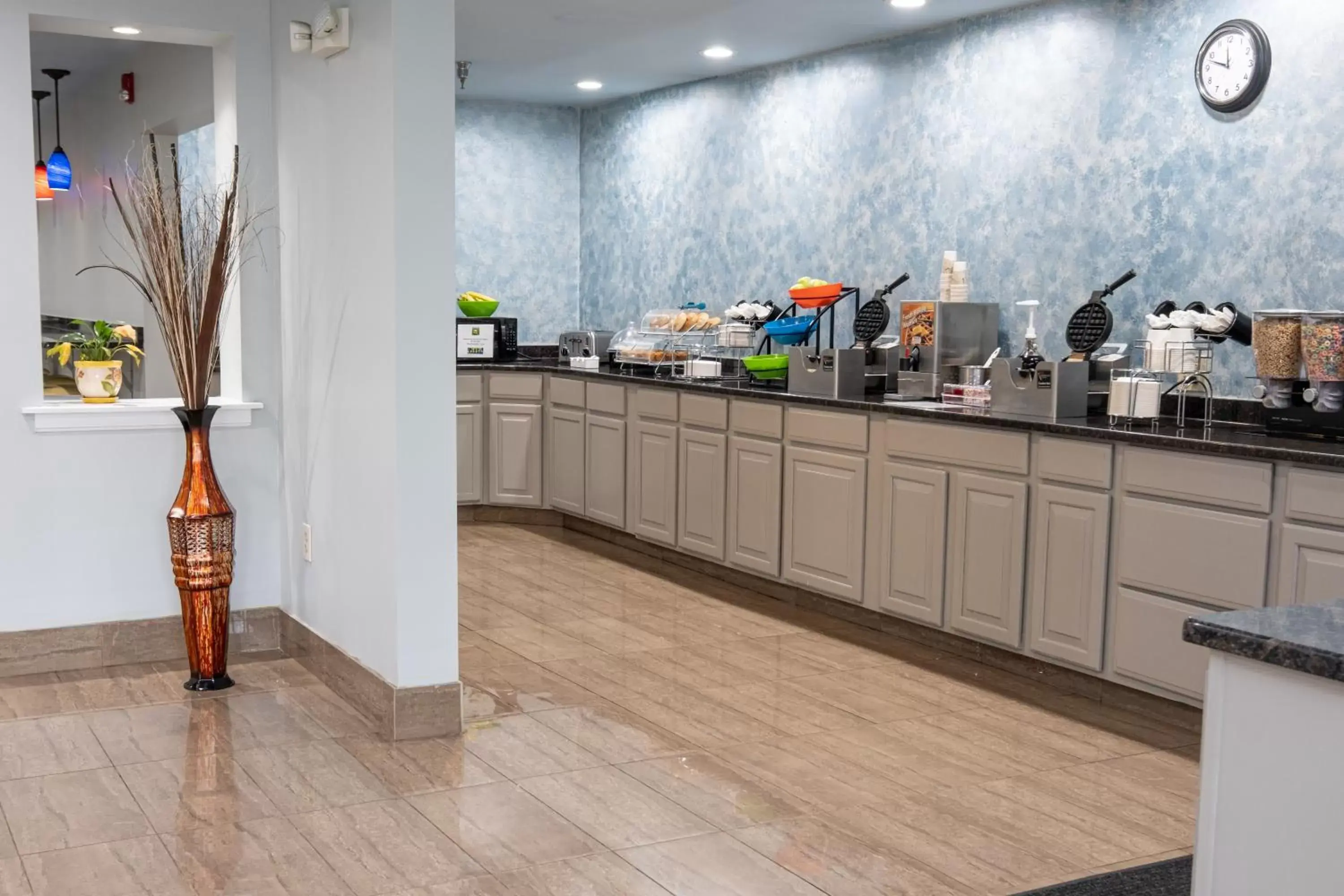 Continental breakfast, Kitchen/Kitchenette in Hilltop Inn & Suites - North Stonington