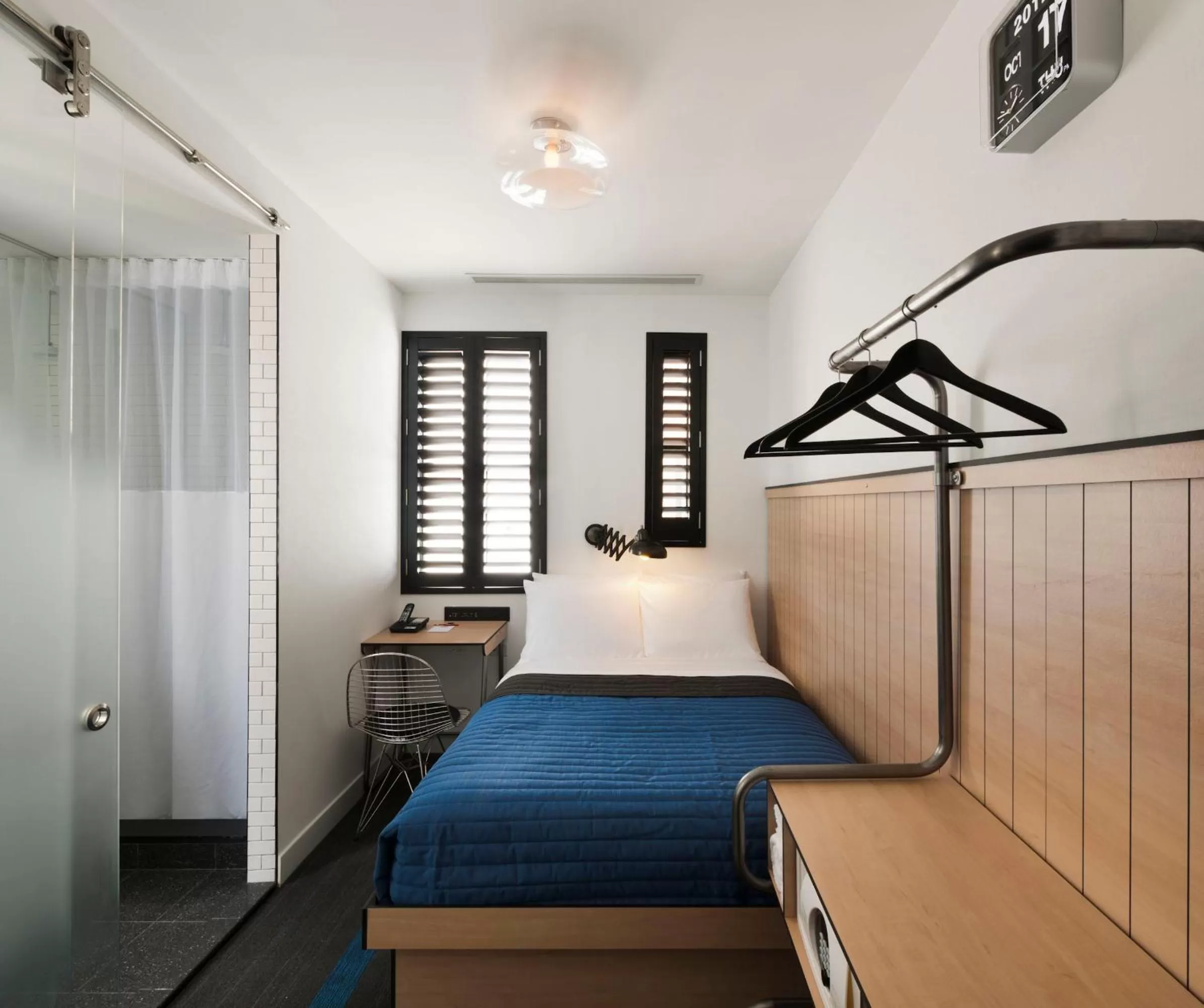 Photo of the whole room, Bed in Pod 39