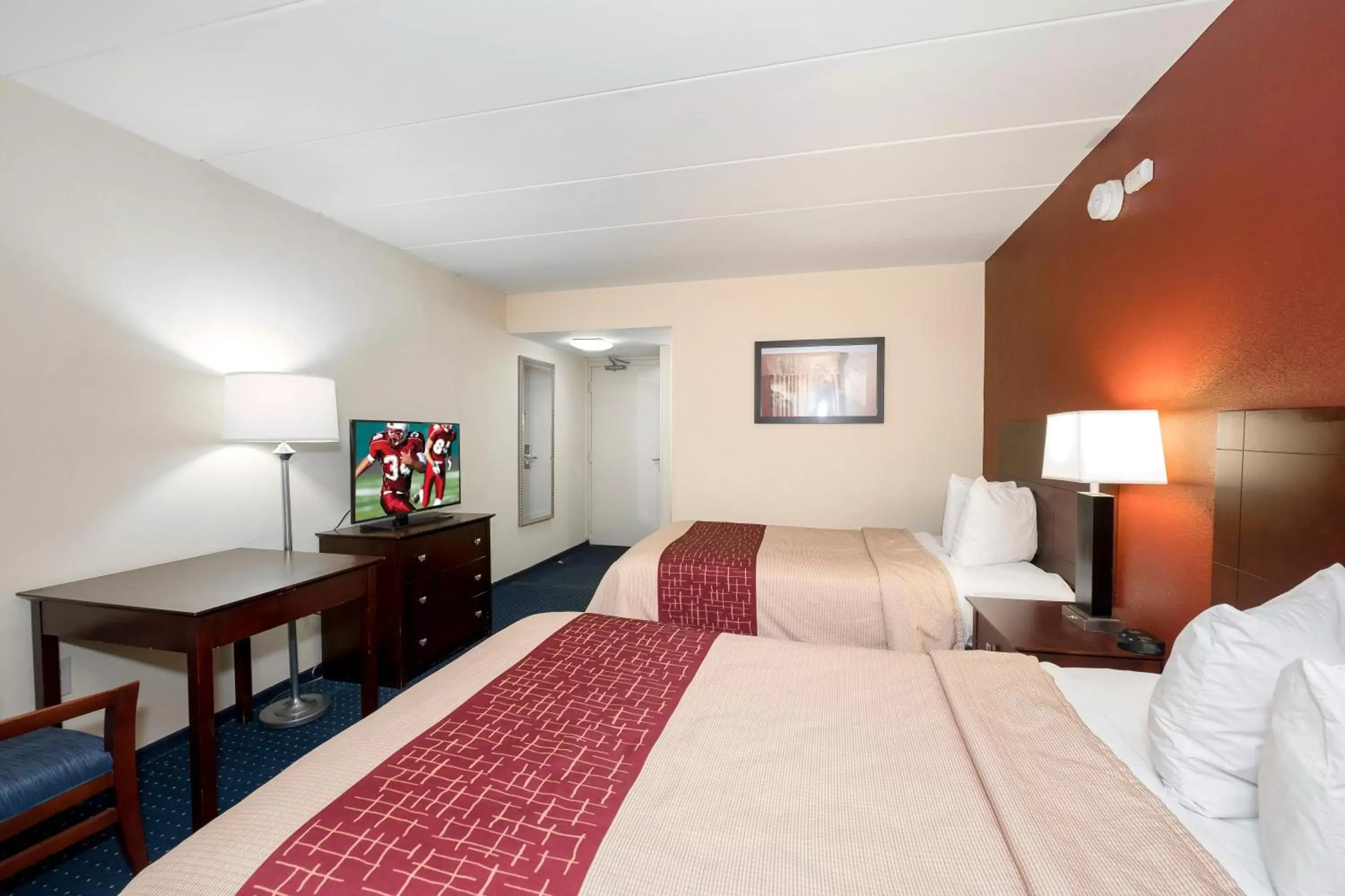 Photo of the whole room, Bed in Red Roof Inn Annapolis