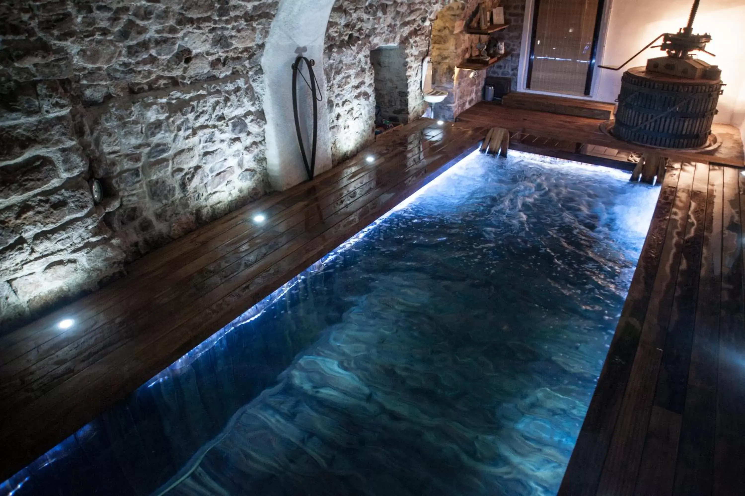 Hot Tub, Swimming Pool in Bed and Breakfast La Grande Lauzade