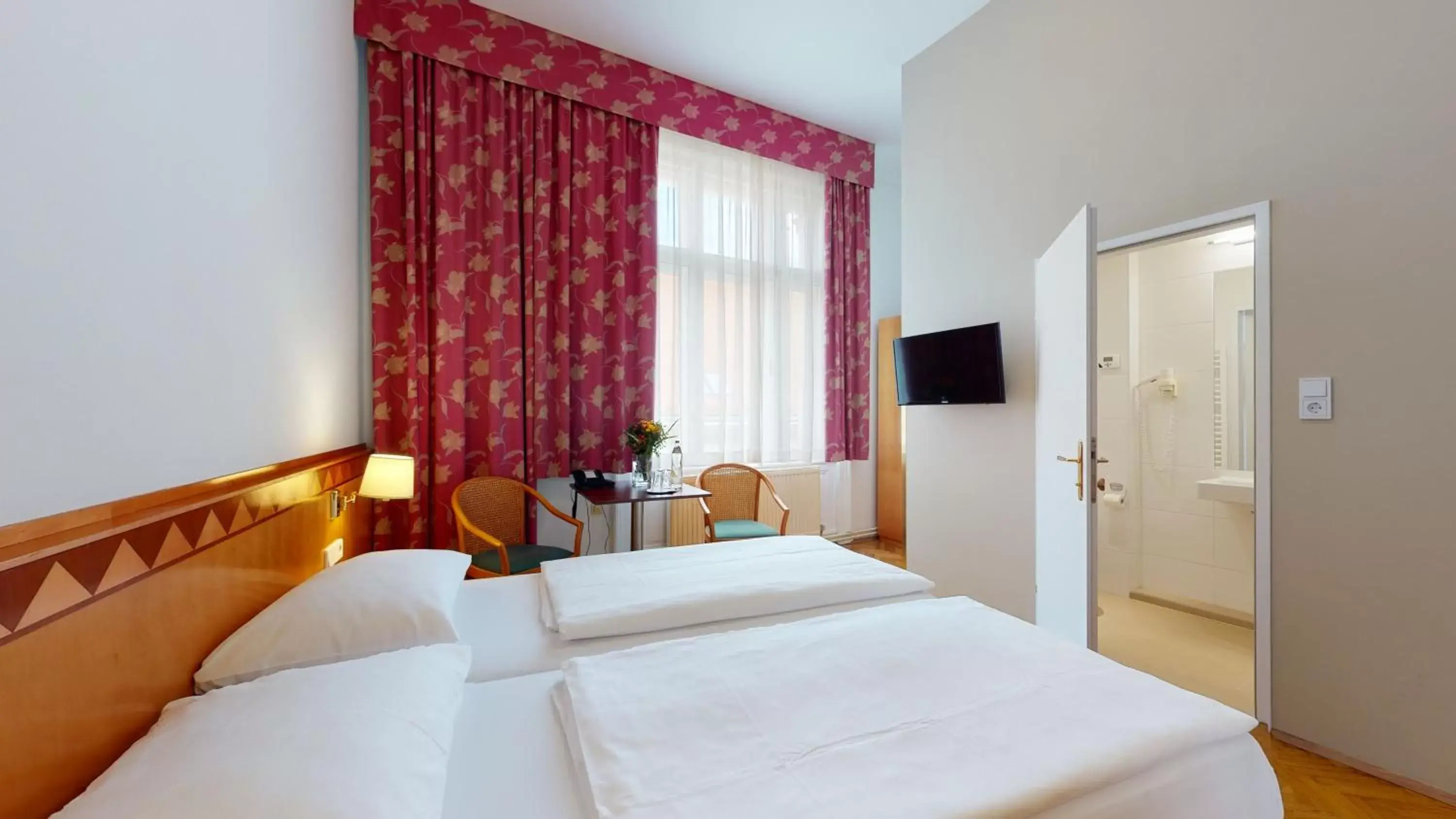 Small Double Room in Hotel Post Wien Small Double Room in Hotel Post Wien