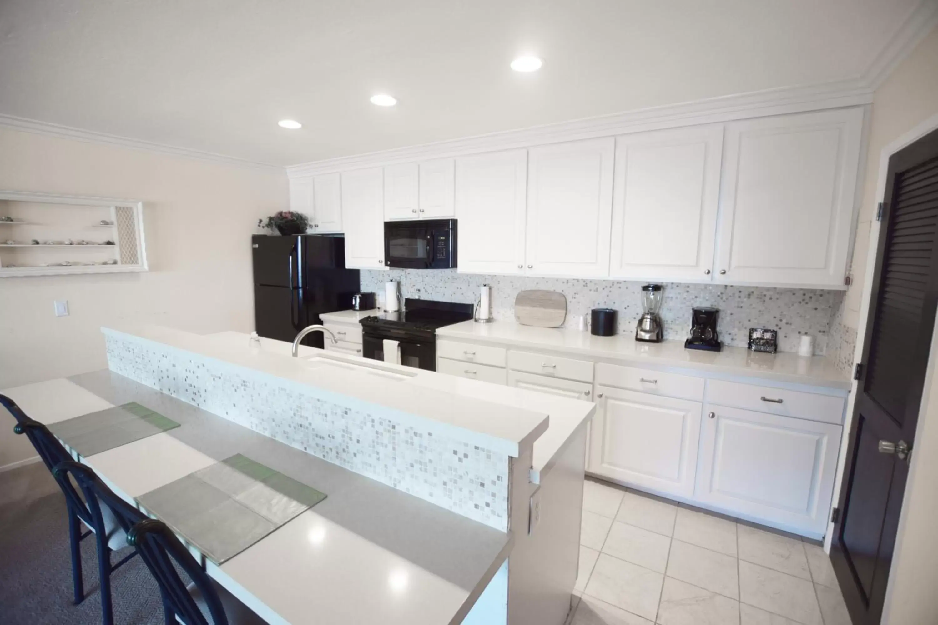 Kitchen/Kitchenette in Catalina Courtyard Suites