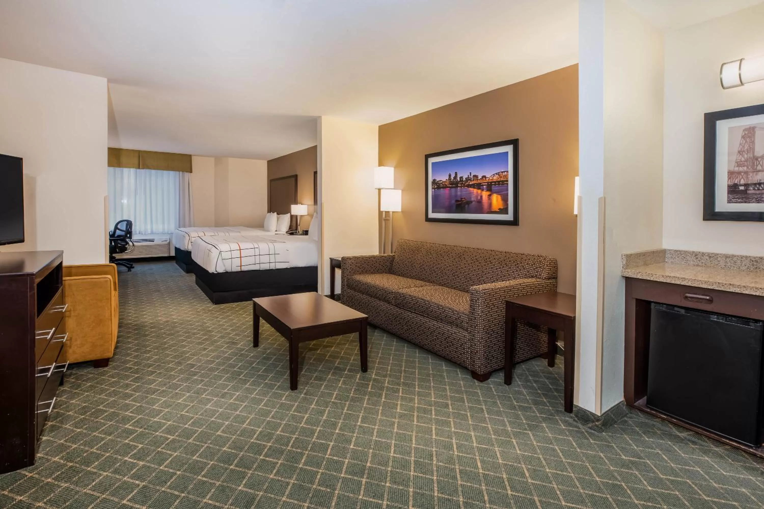 Photo of the whole room, Bed in La Quinta by Wyndham Portland Airport