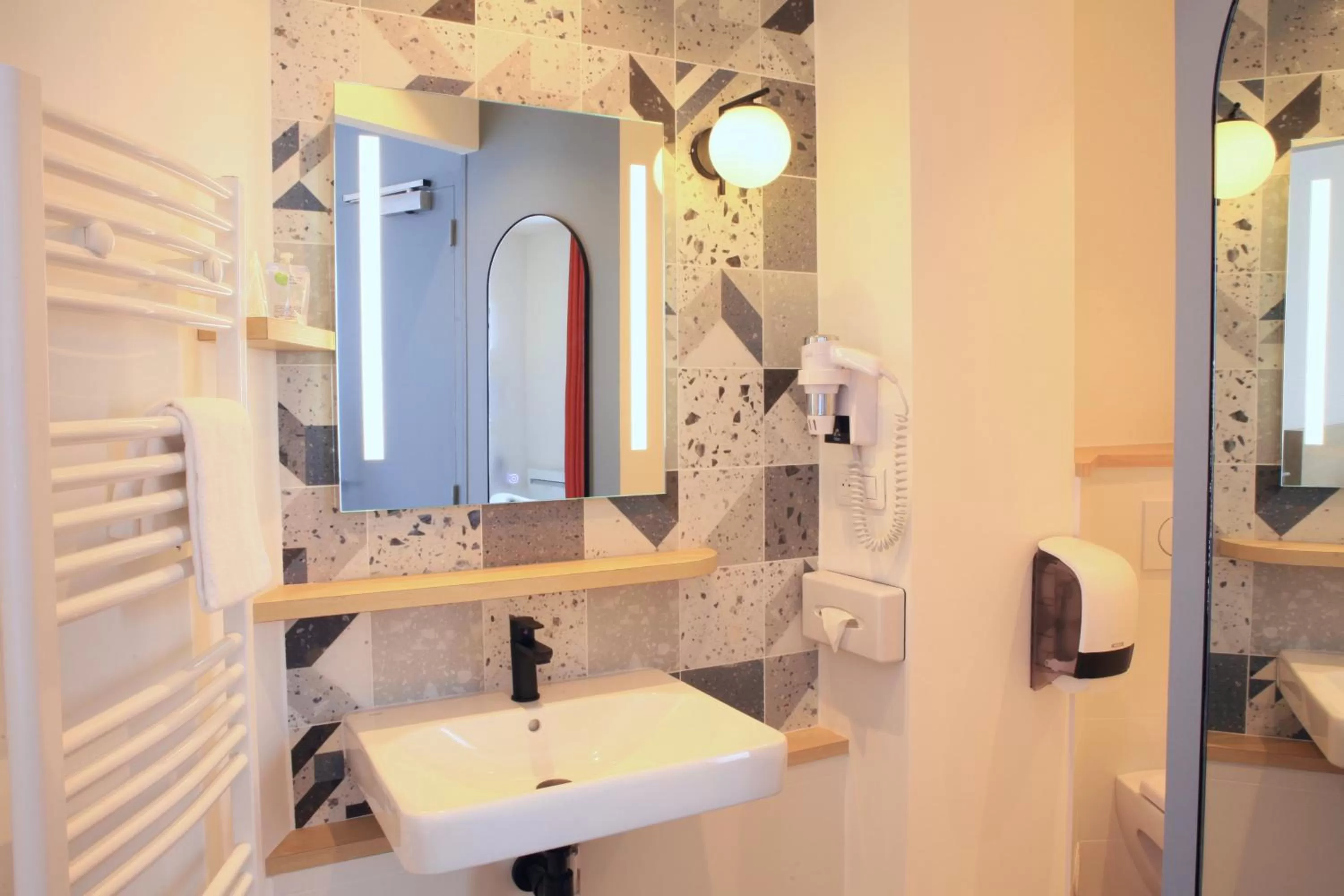 Bathroom in Logis Hôtels- Hôtel Marguerite d'Anjou Angers château