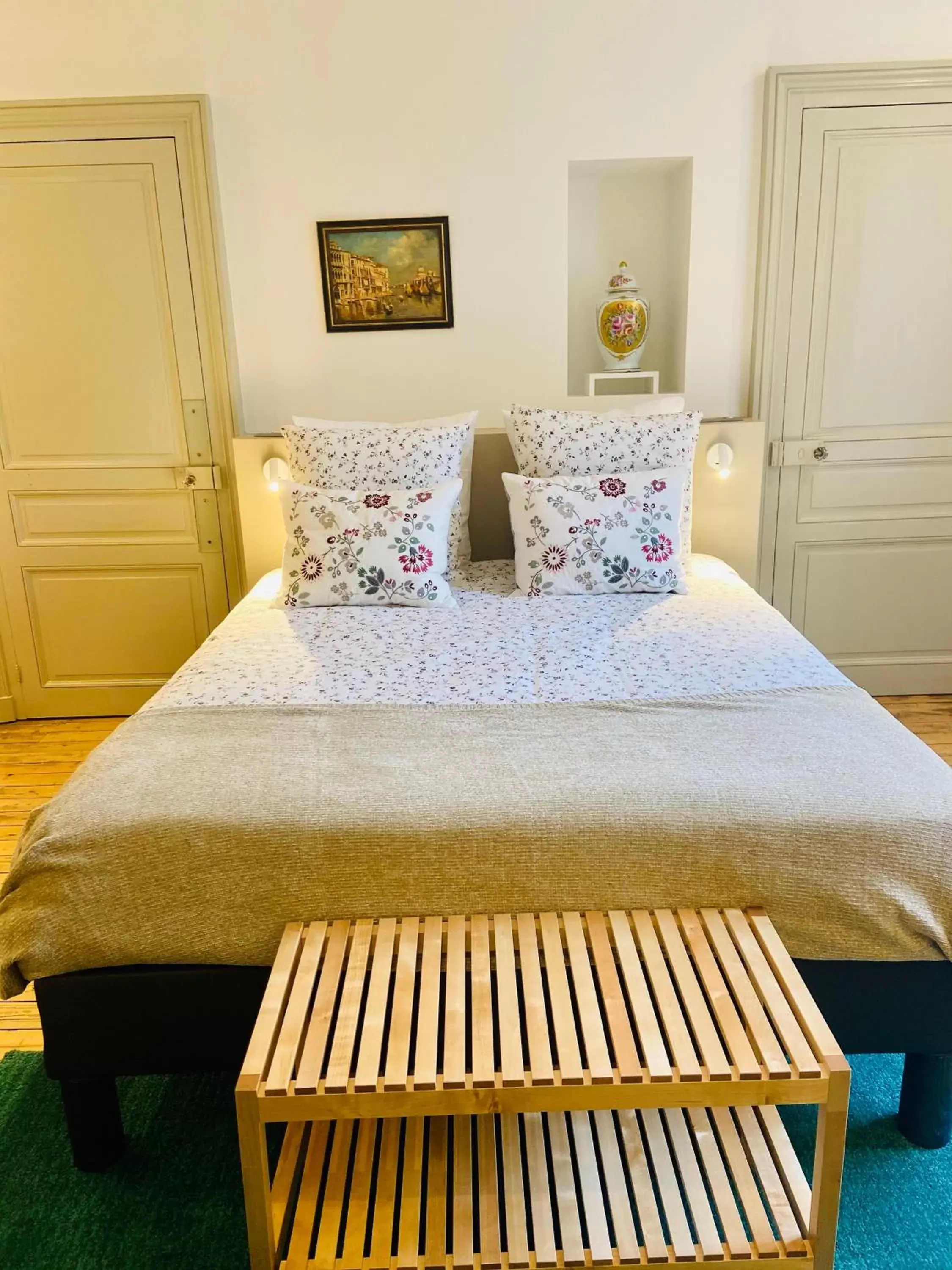 Deluxe Double Room with Bath in Clos Ceres Deluxe Double Room with Bath in Clos Ceres