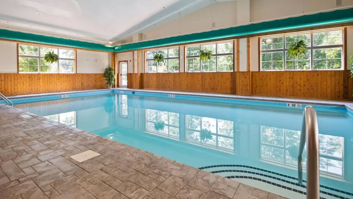 Swimming Pool in Best Western Plus Crossroads Inn & Suites