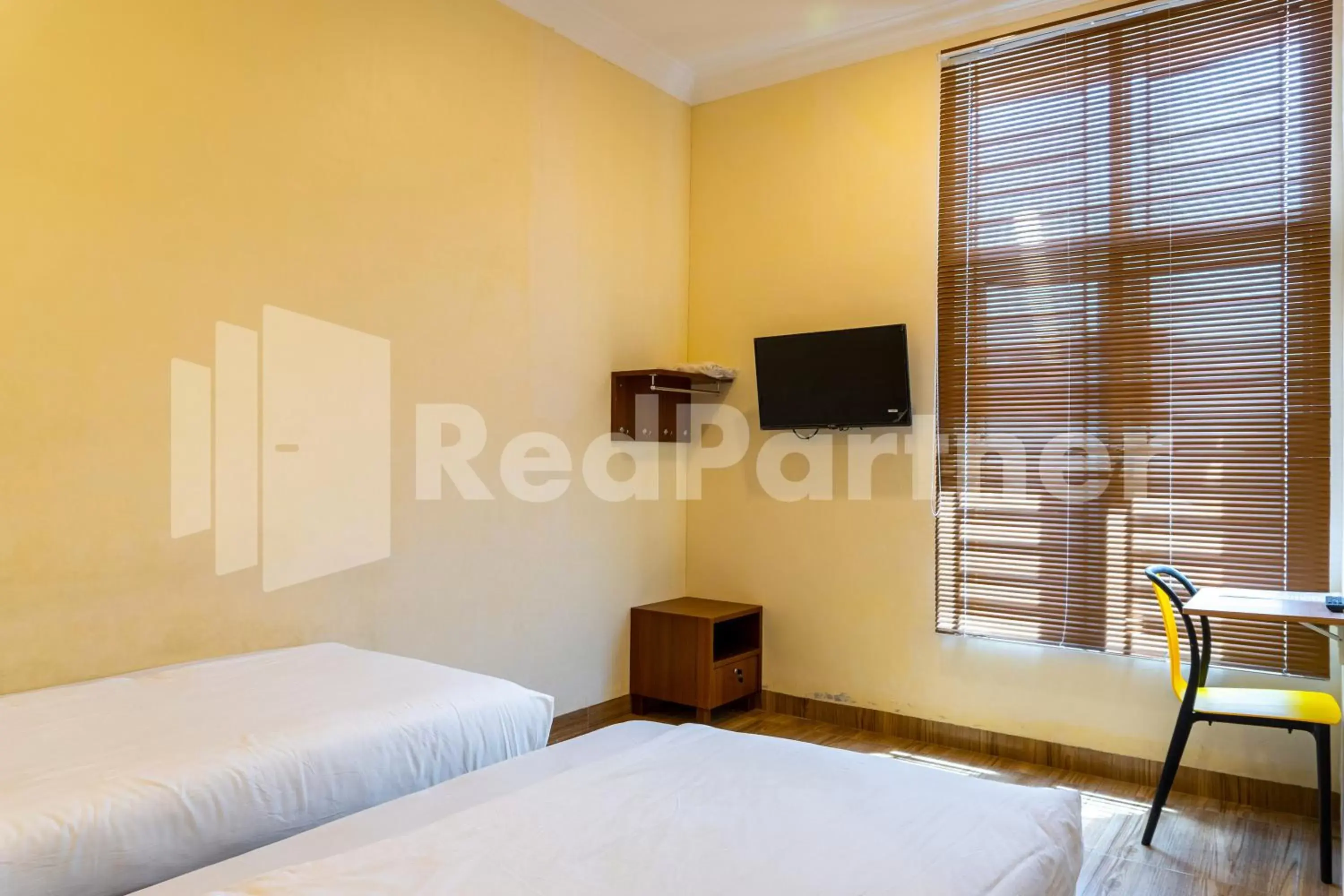 Bedroom, TV/Entertainment Center in Adam Malik Guesthouse near Regale ICC Medan RedPartner