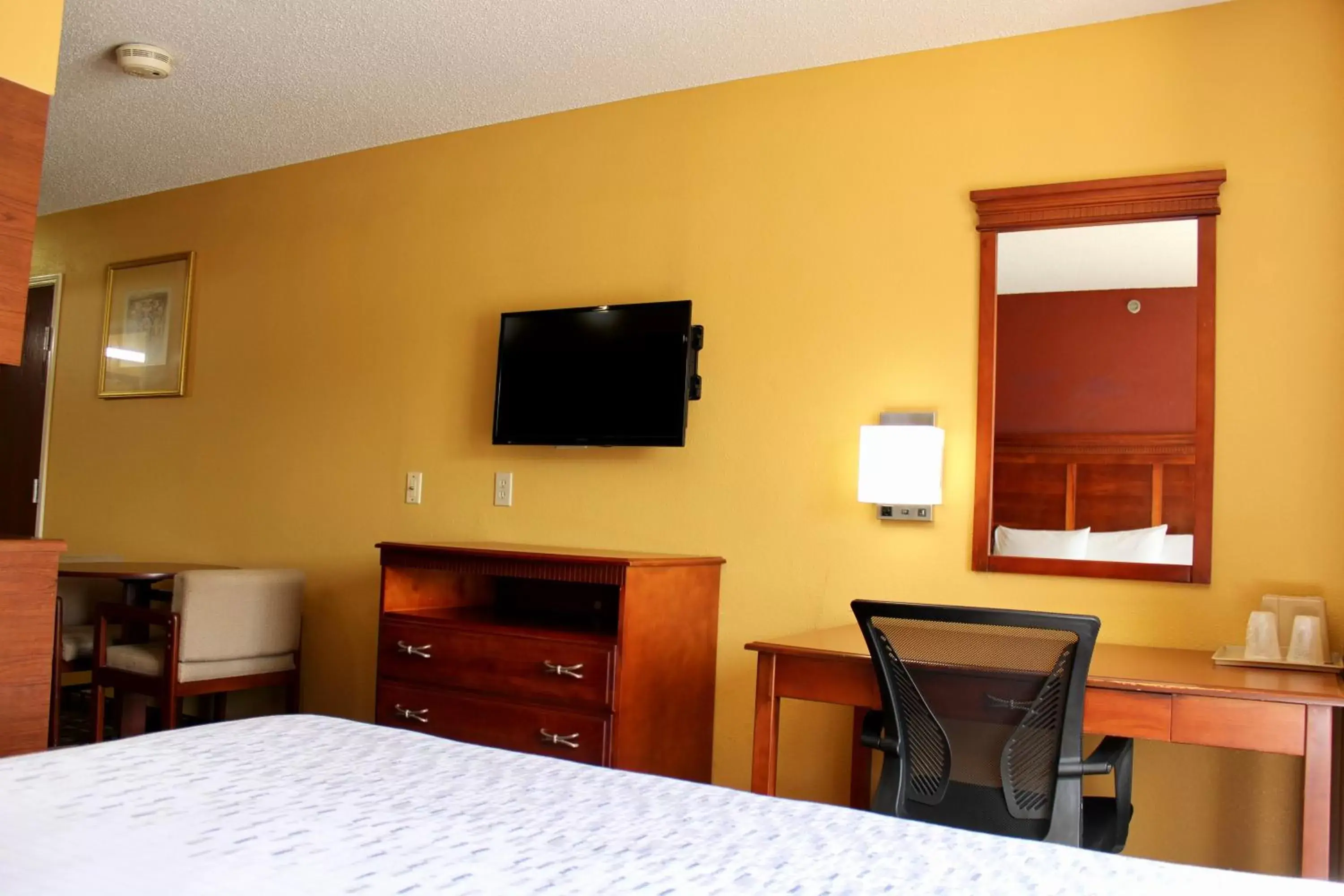 TV and multimedia, TV/Entertainment Center in HomeTown Inn & Suites