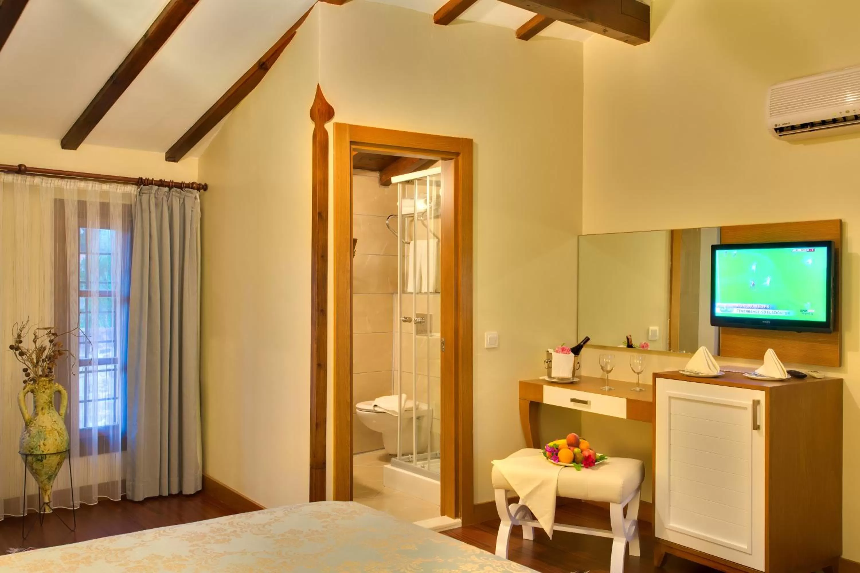 Photo of the whole room, Bed in Dogan Hotel