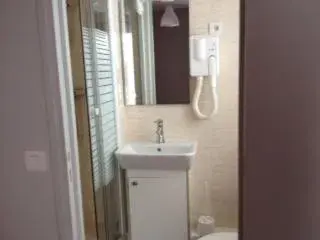 Shower, Bathroom in Hipotel Paris Gare du Nord Merryl