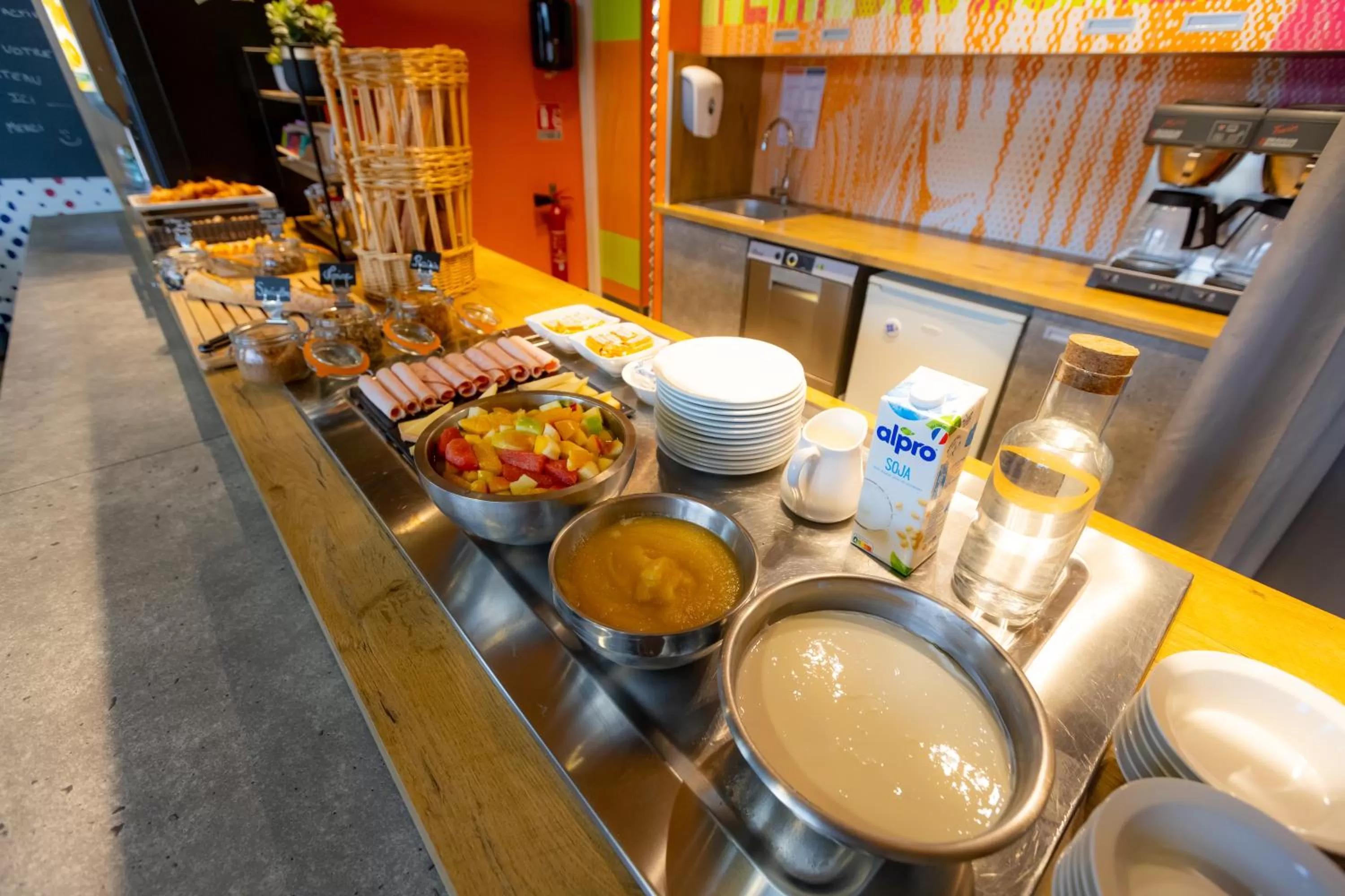 Buffet breakfast in ibis budget Besançon Centre Gare