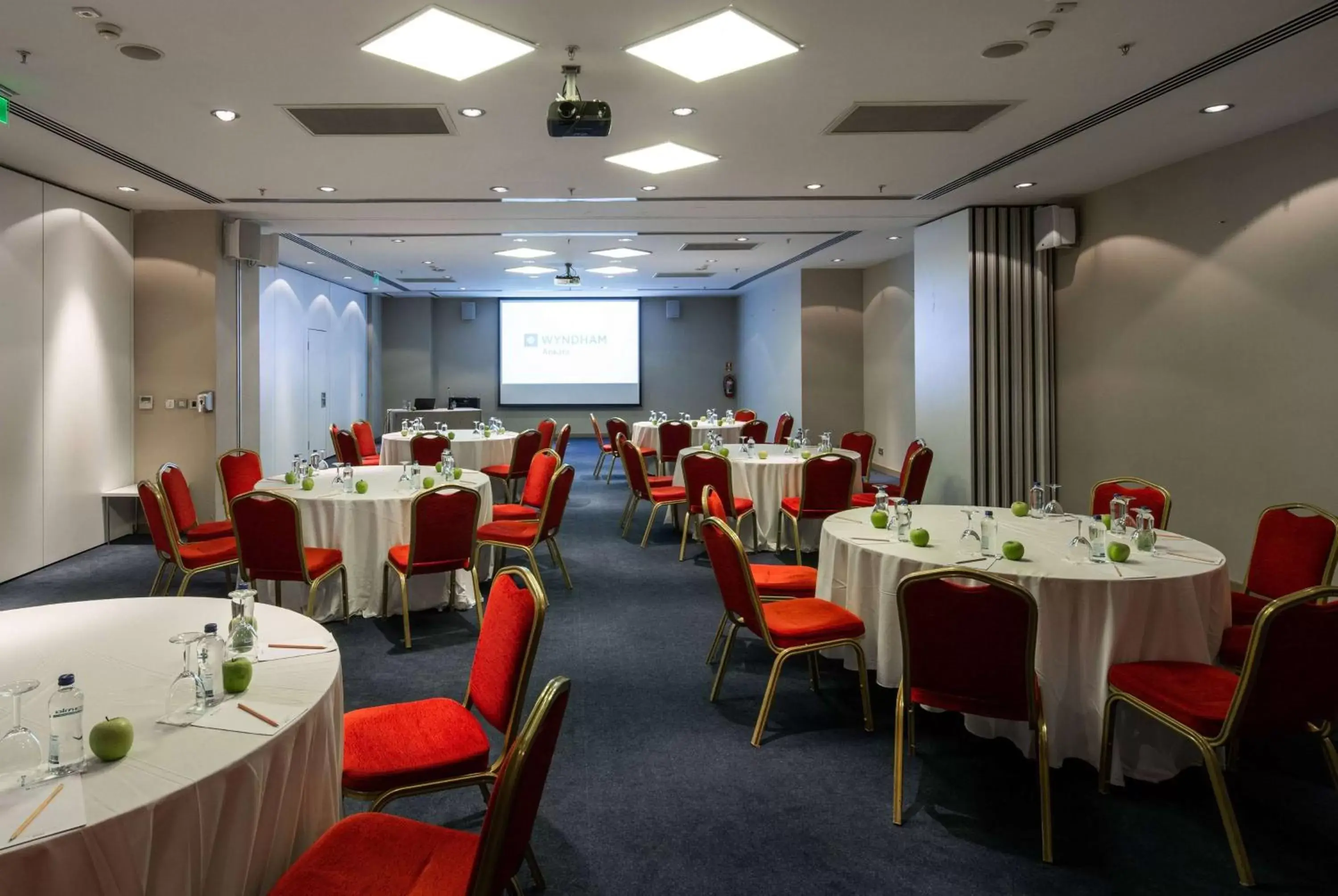 Meeting/conference room, Restaurant/Places to Eat in Wyndham Ankara