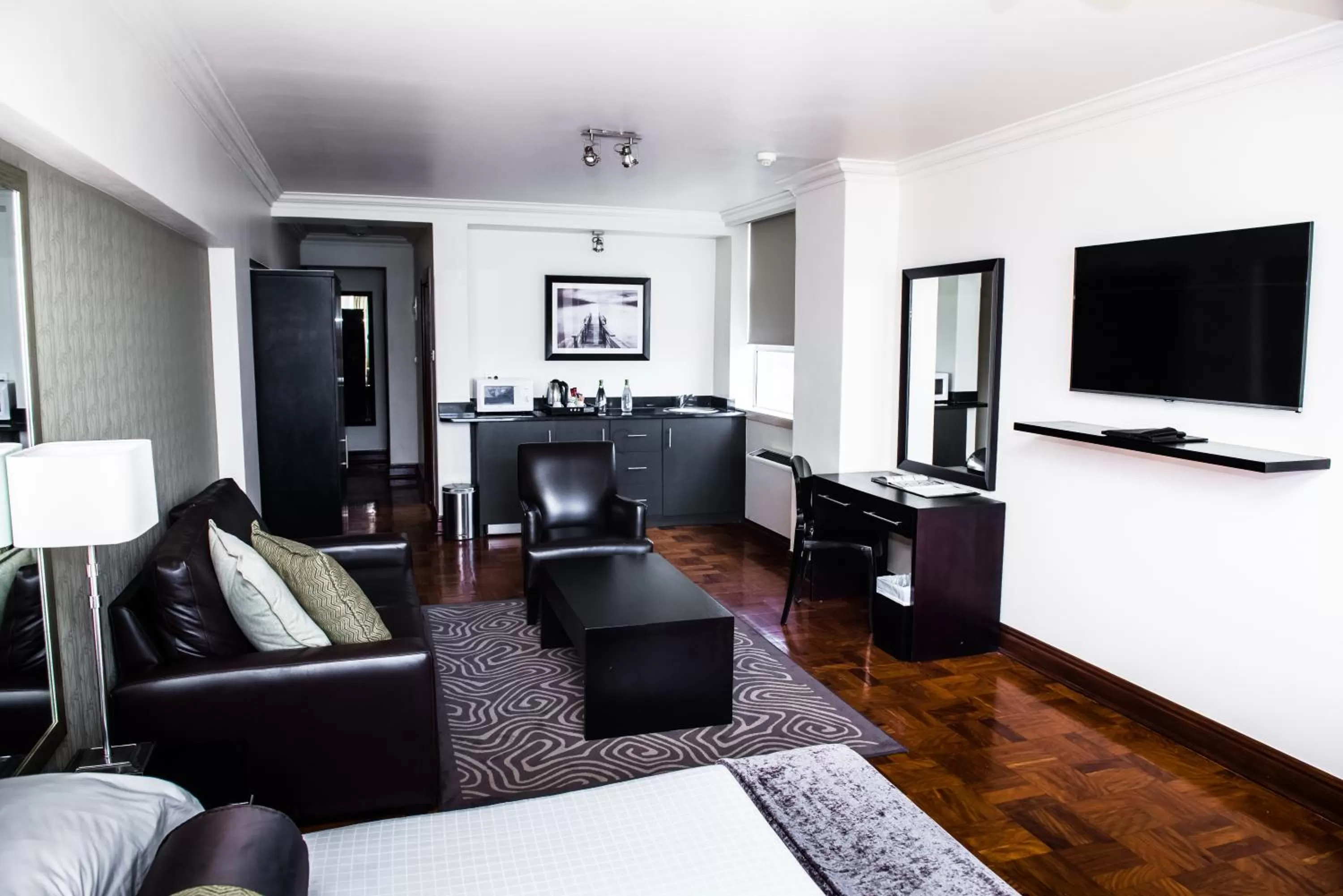 Living room in Belaire Suites Hotel
