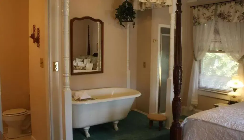 Bedroom, Bathroom in Red Rocker Inn