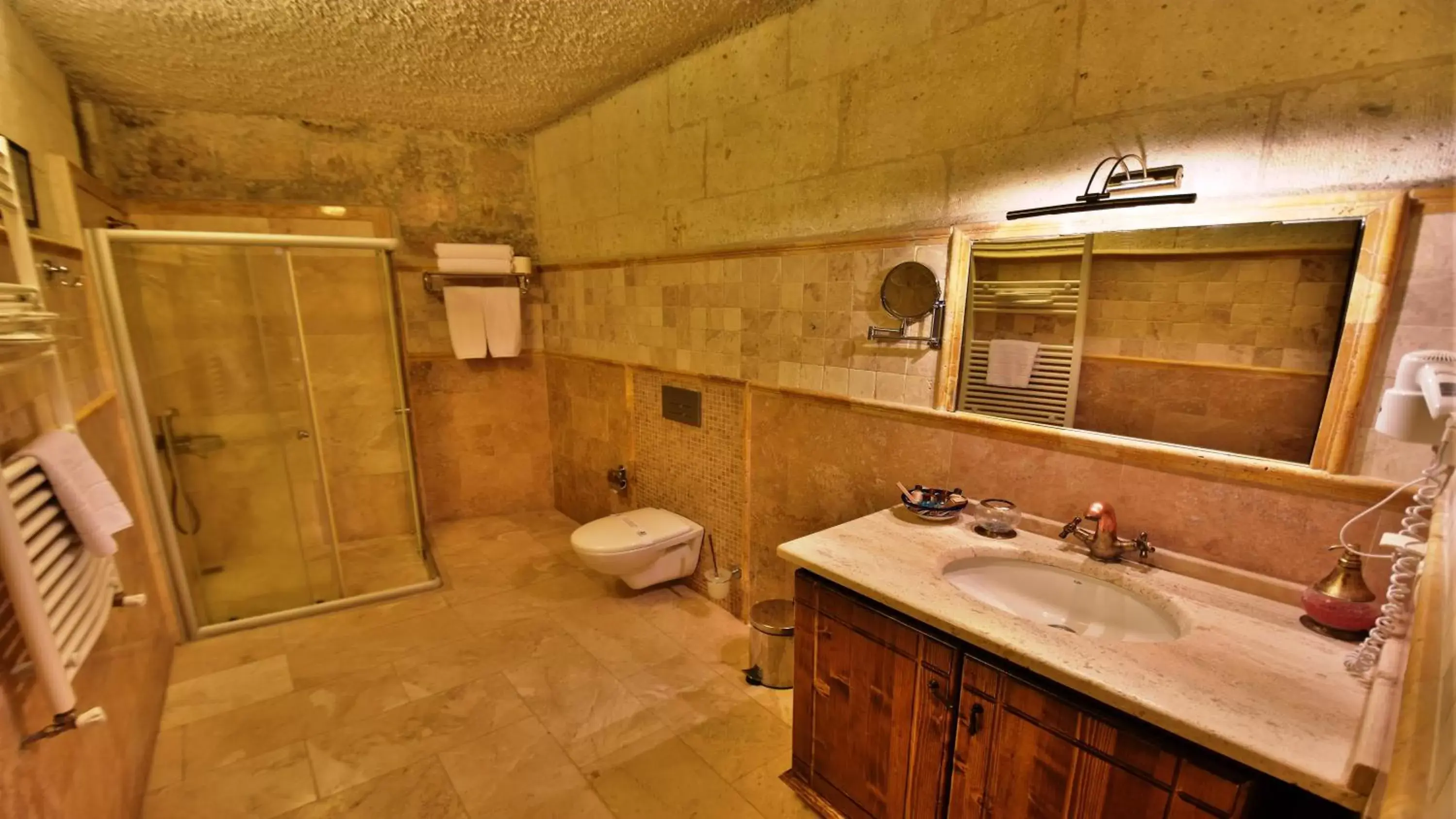 Shower, Bathroom in Harman Cave Hotel