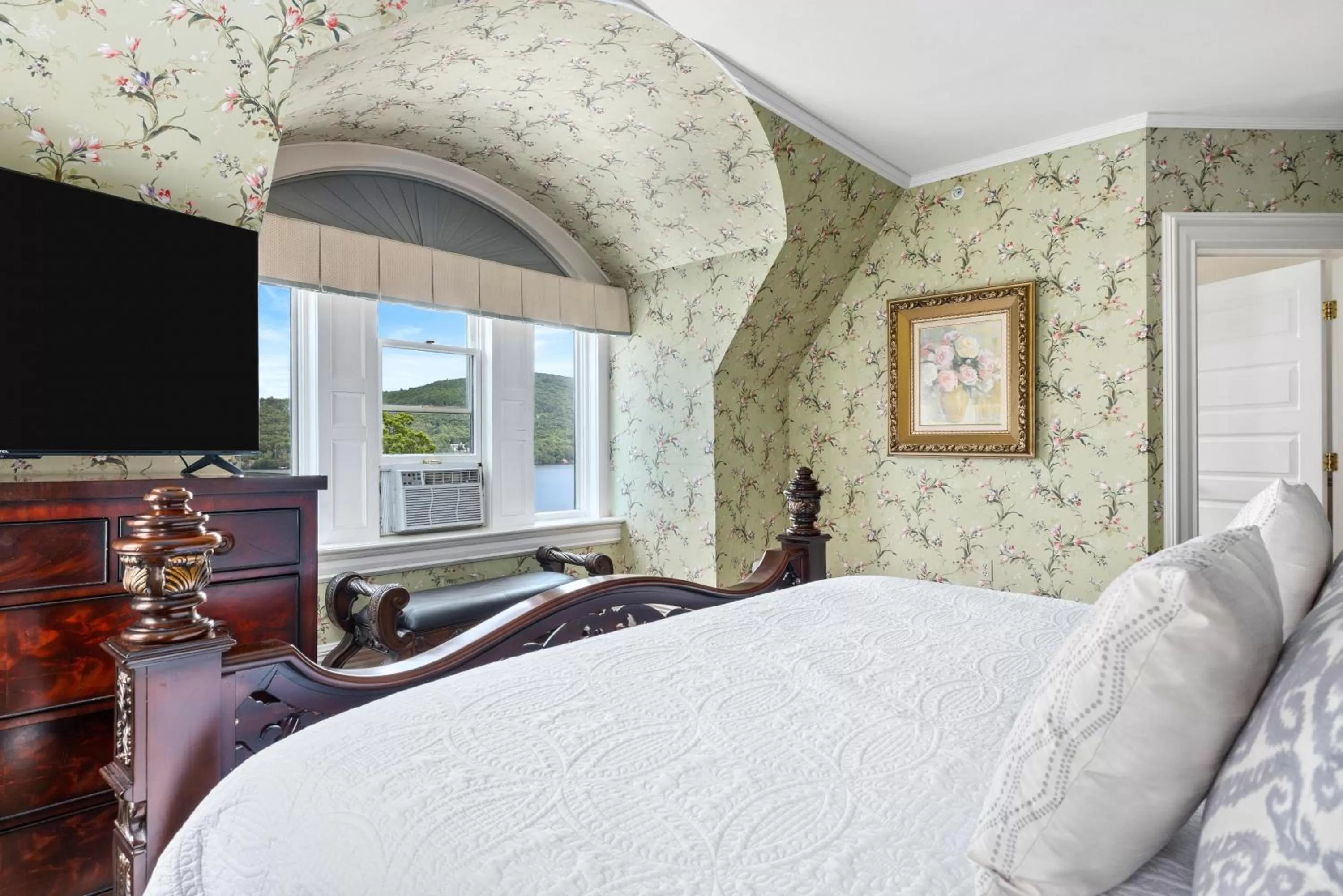 Bed in The Inn at Erlowest