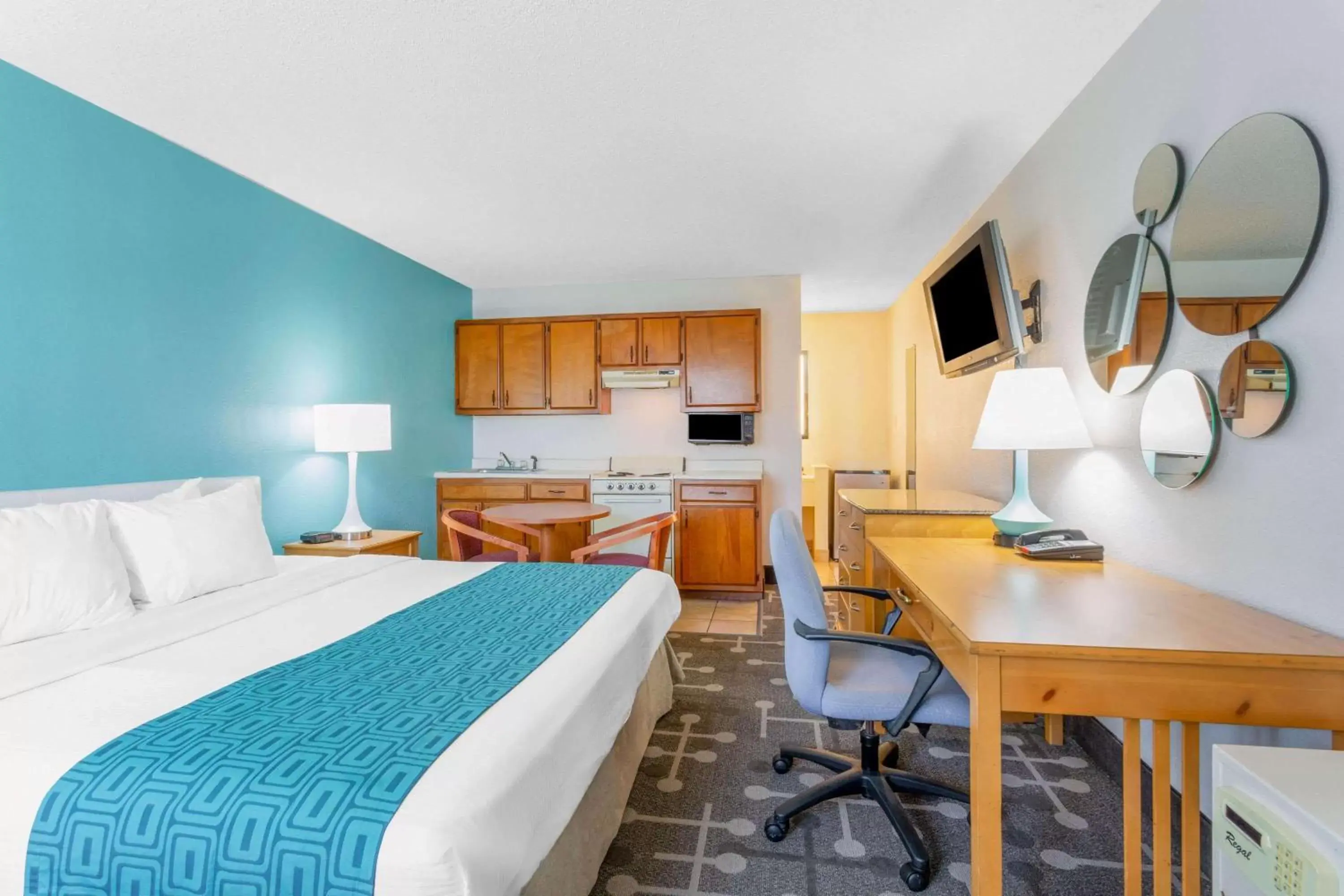 Photo of the whole room, Bed in Howard Johnson by Wyndham Virginia Beach Photo of the whole room, Bed in Howard Johnson by Wyndham Virginia Beach