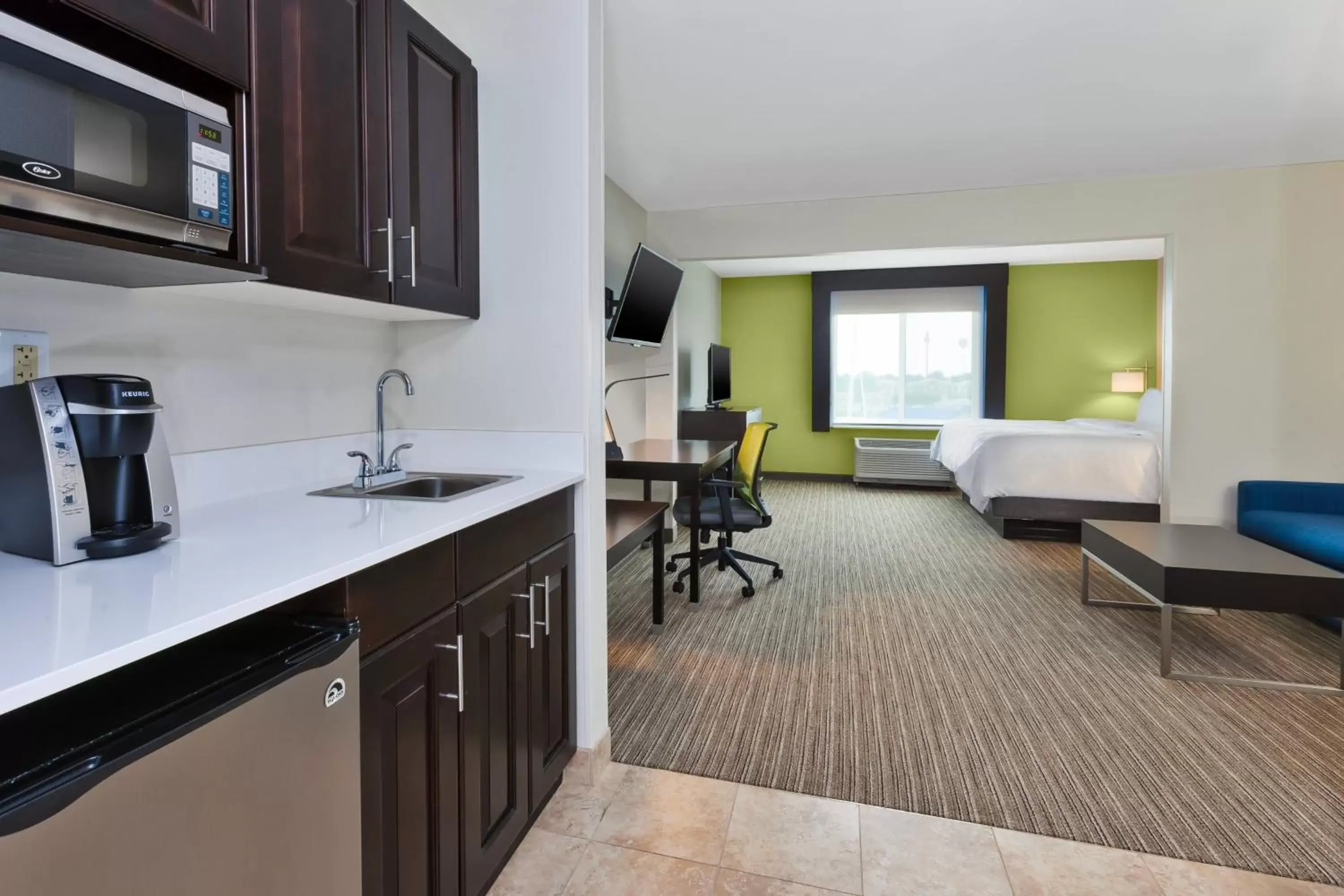 Photo of the whole room, Kitchen/Kitchenette in Holiday Inn Express & Suites - Effingham, an IHG Hotel