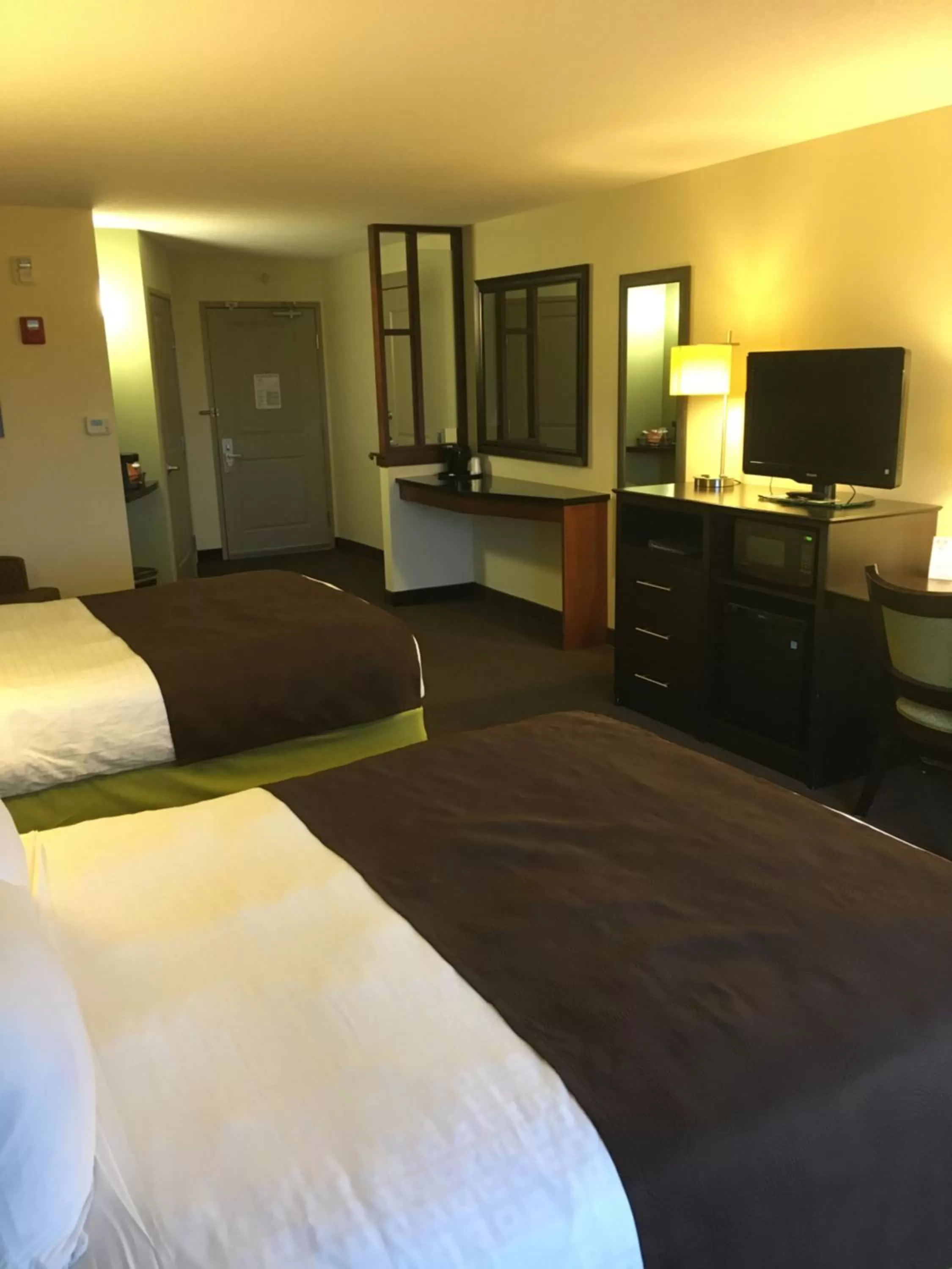 Bedroom, Bed in AmericInn by Wyndham Fairfield