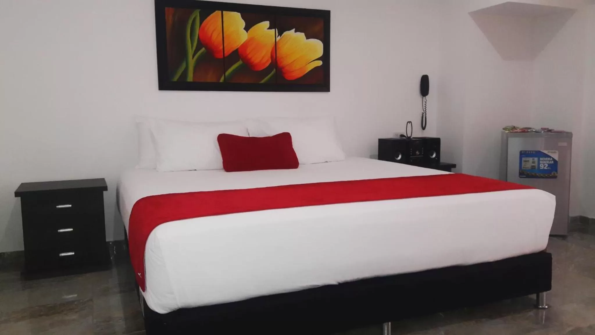 Bedroom, Bed in Hotel Cafe Plaza