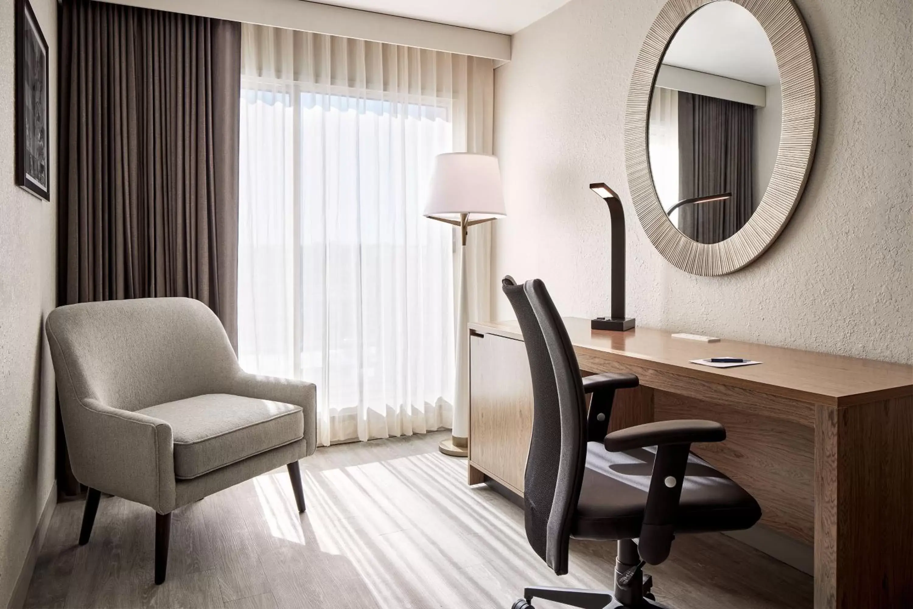 Photo of the whole room, Seating Area in Sheraton Richmond Airport Hotel