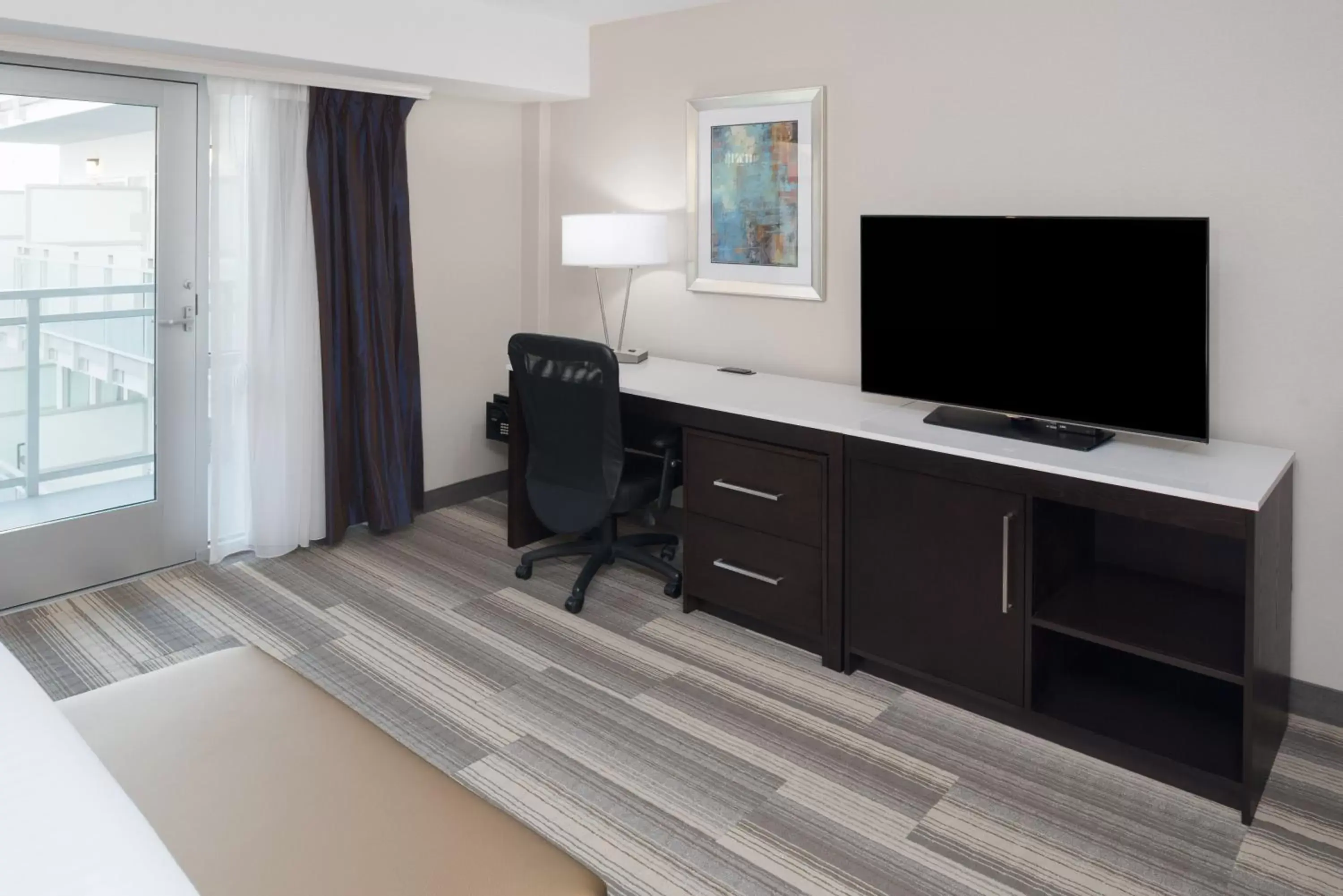 Photo of the whole room, TV/Entertainment Center in Holiday Inn Express - Downtown San Diego, an IHG Hotel