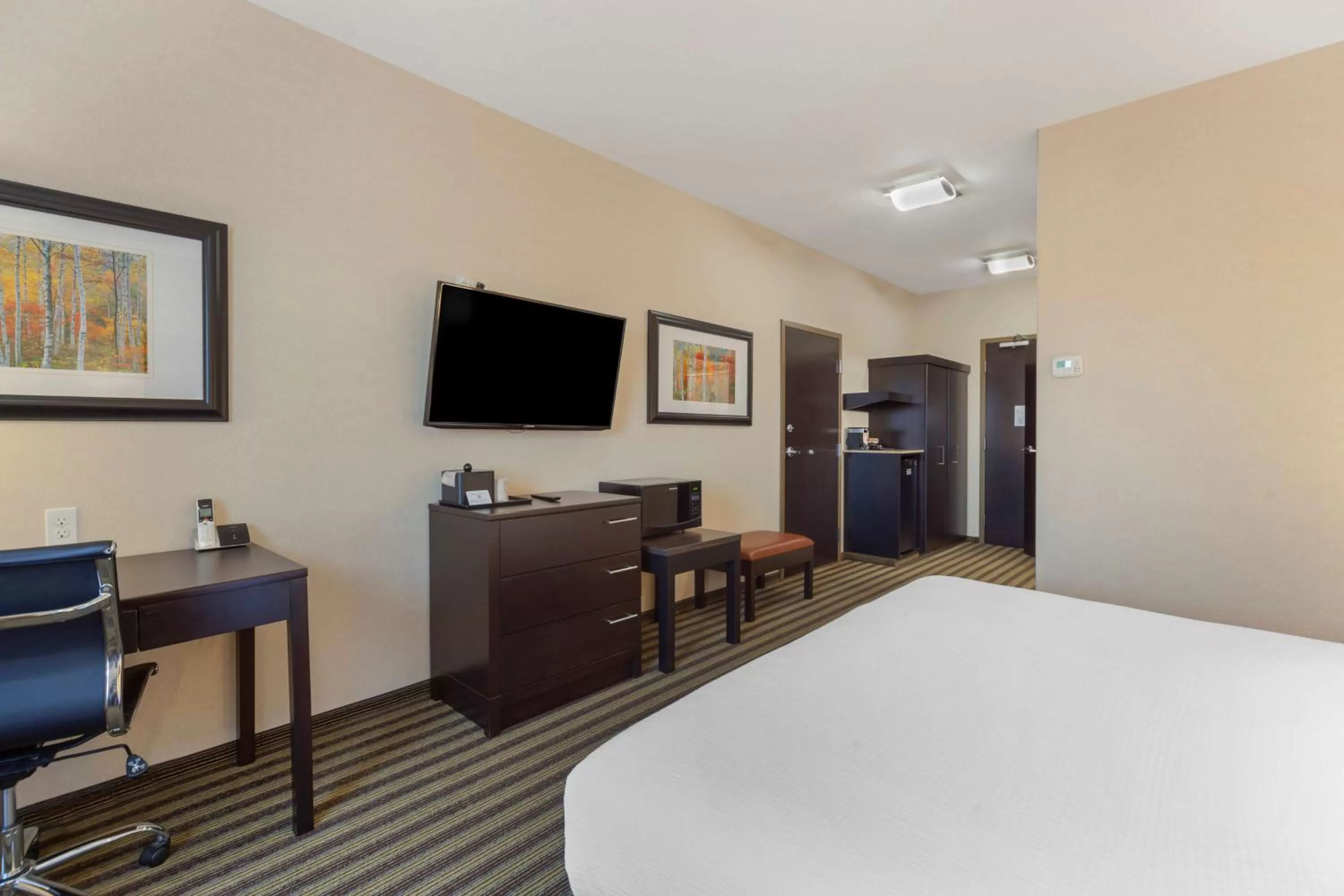 Bedroom, Bed in Best Western Plus Sherwood Park Inn & Suites