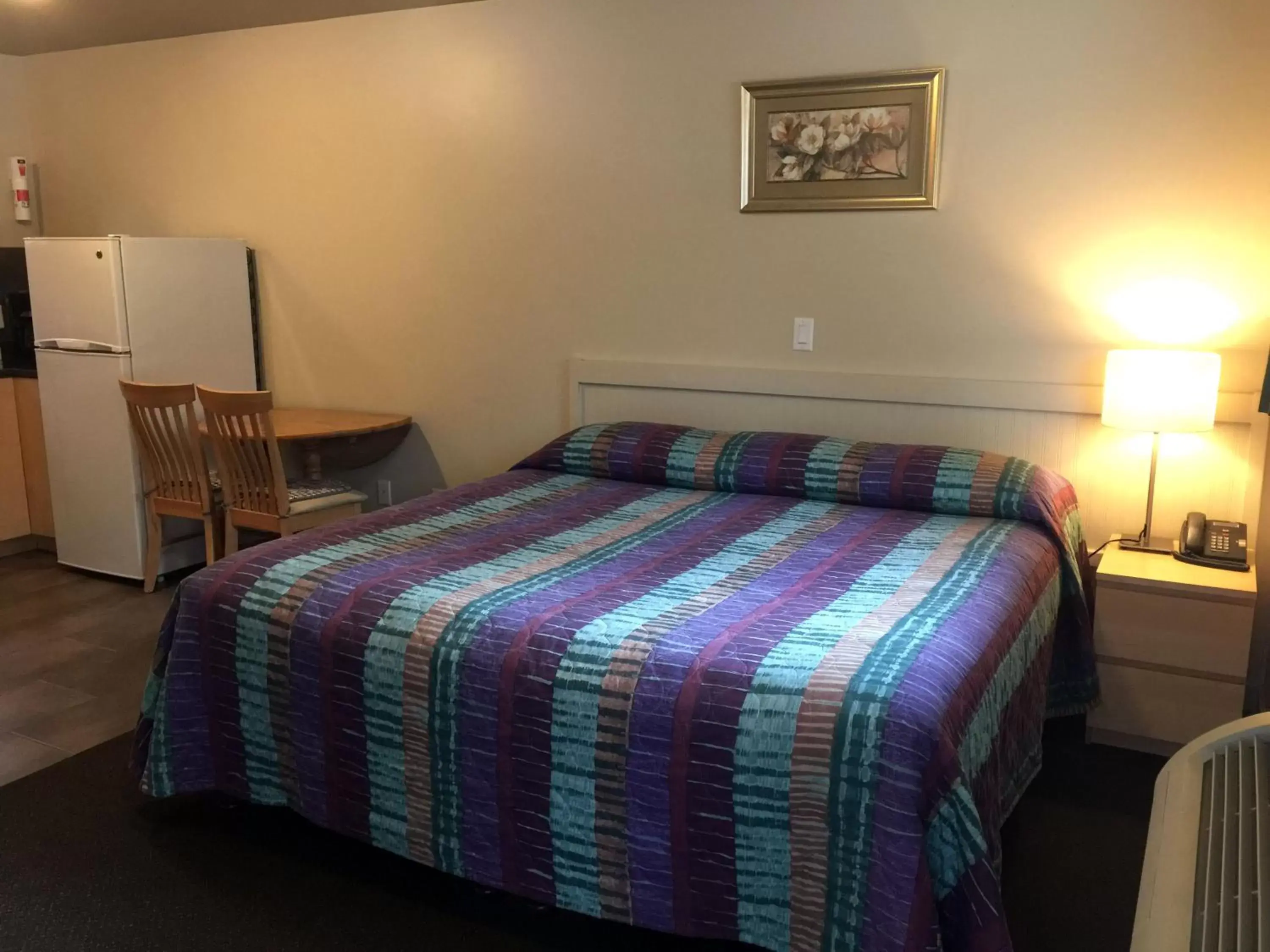 Bed in The Hitching Post Motel