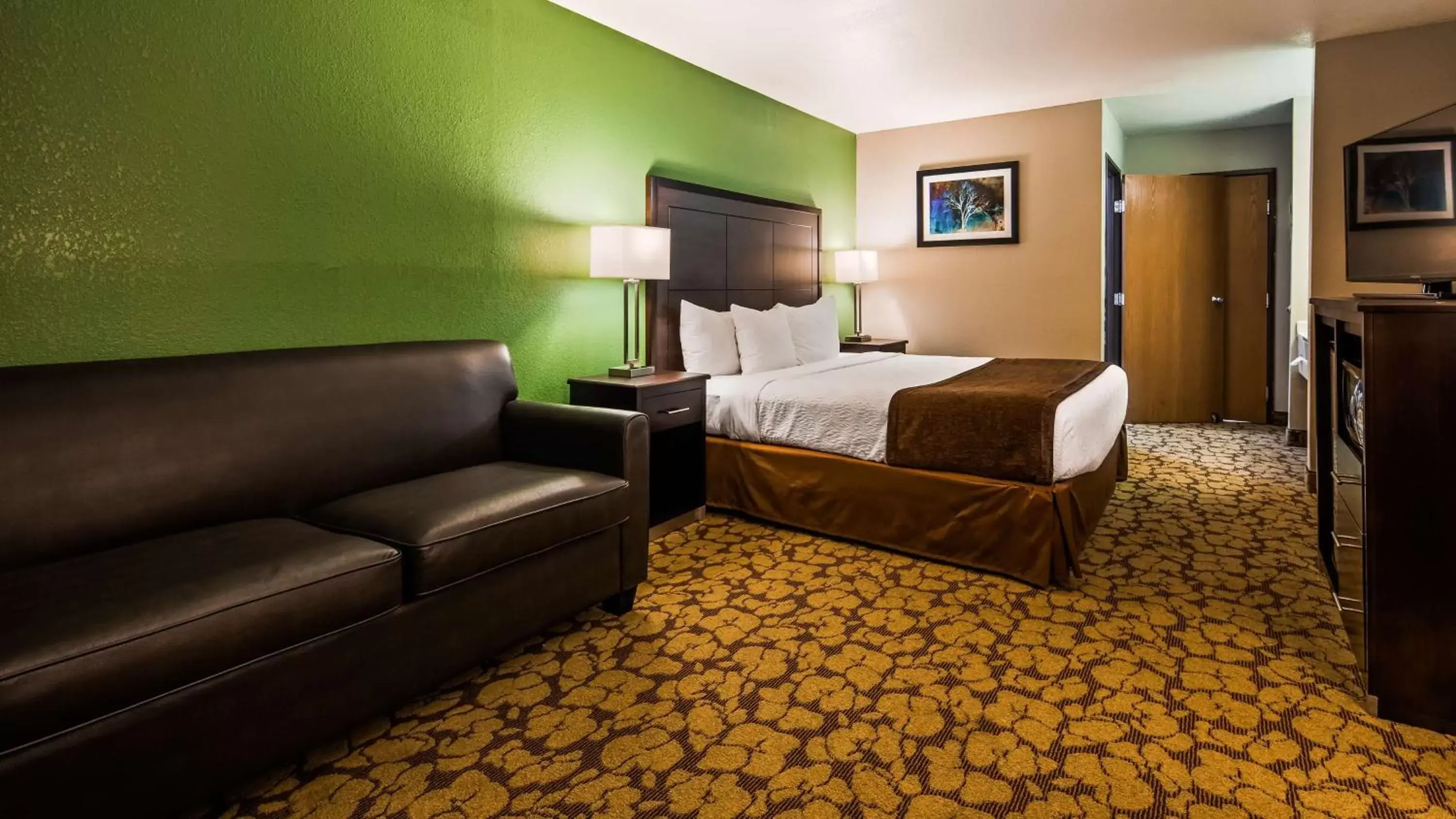 Photo of the whole room in SureStay Plus Hotel by Best Western Bettendorf