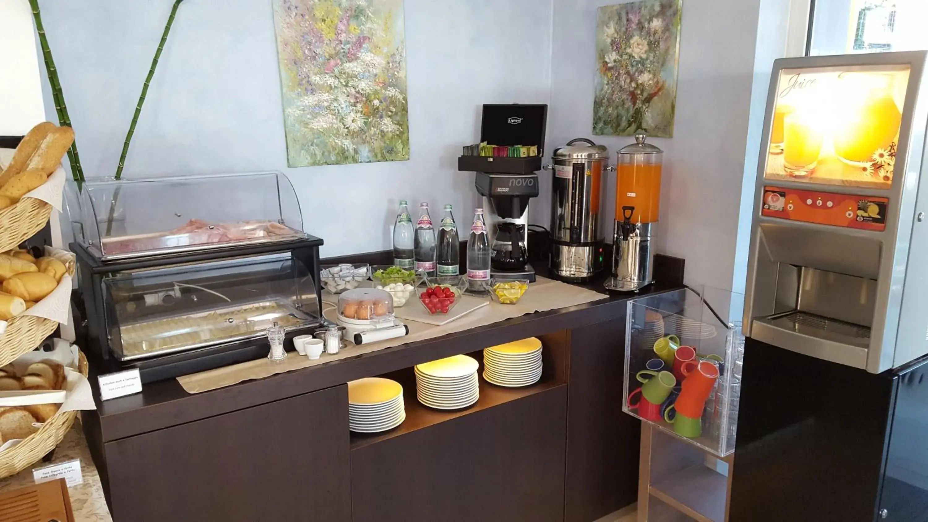 Restaurant/places to eat, Coffee/Tea Facilities in Hotel Ghirlandina
