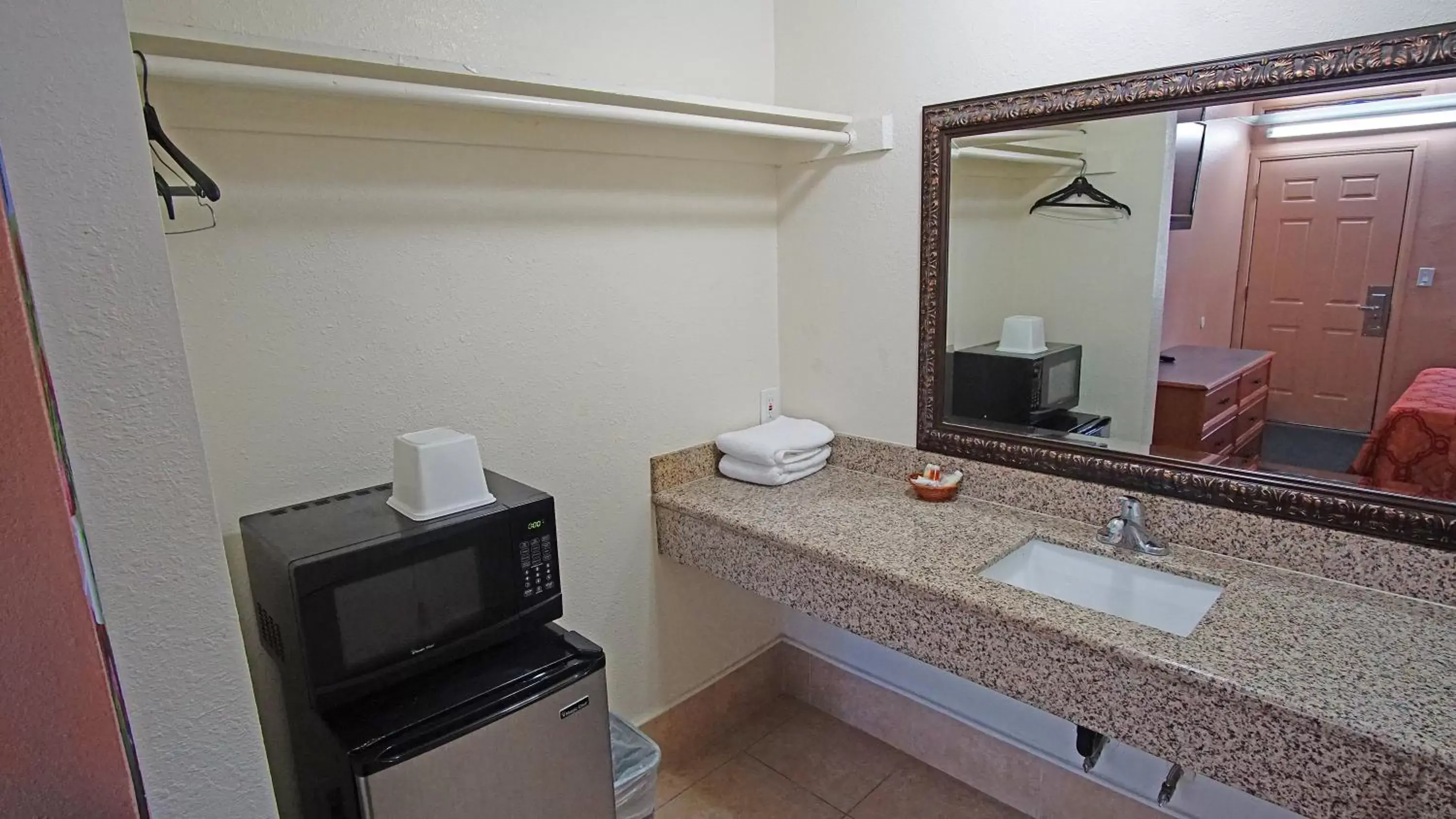 Bathroom in Lincoln Motel - Los Angeles, Hollywood Area