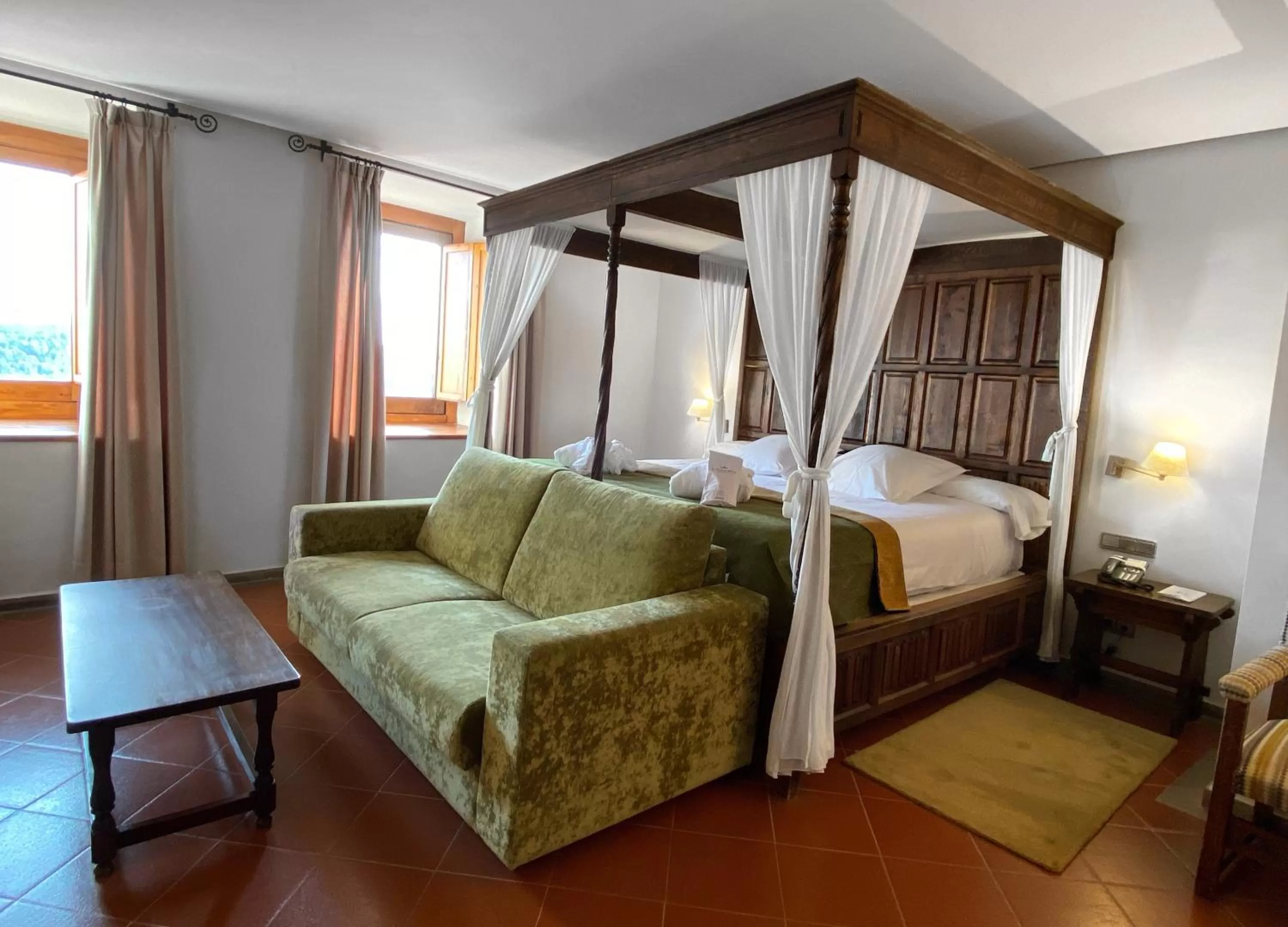 Photo of the whole room, Bed in Parador de Cardona