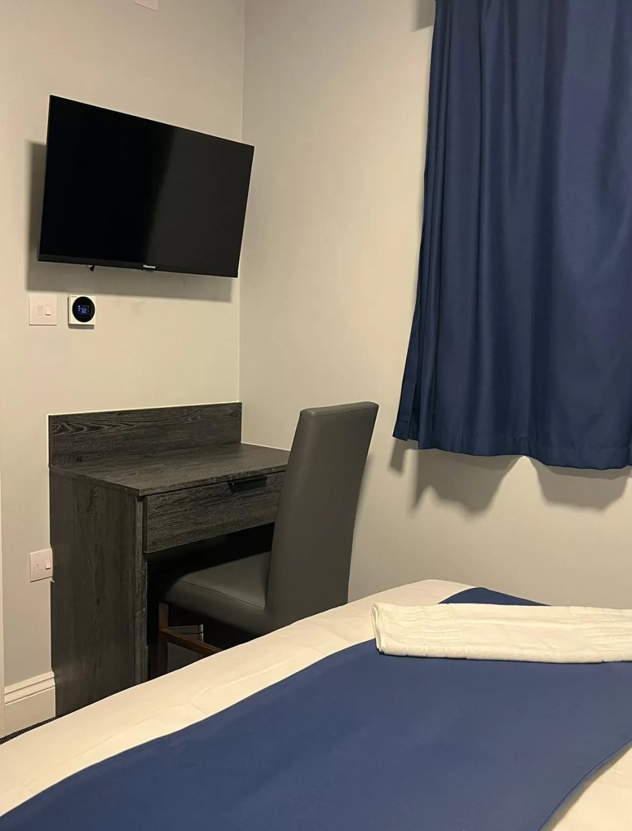 Communal lounge/ TV room, Bed in Blue Sapphire Hotel