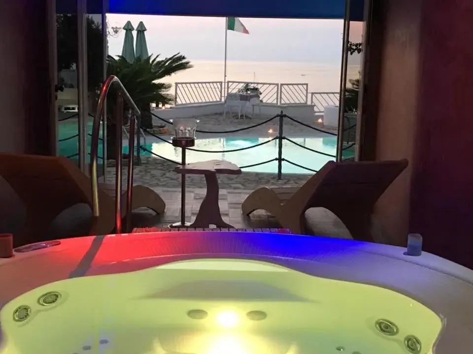 Hot Tub in La Porta del mare SPA