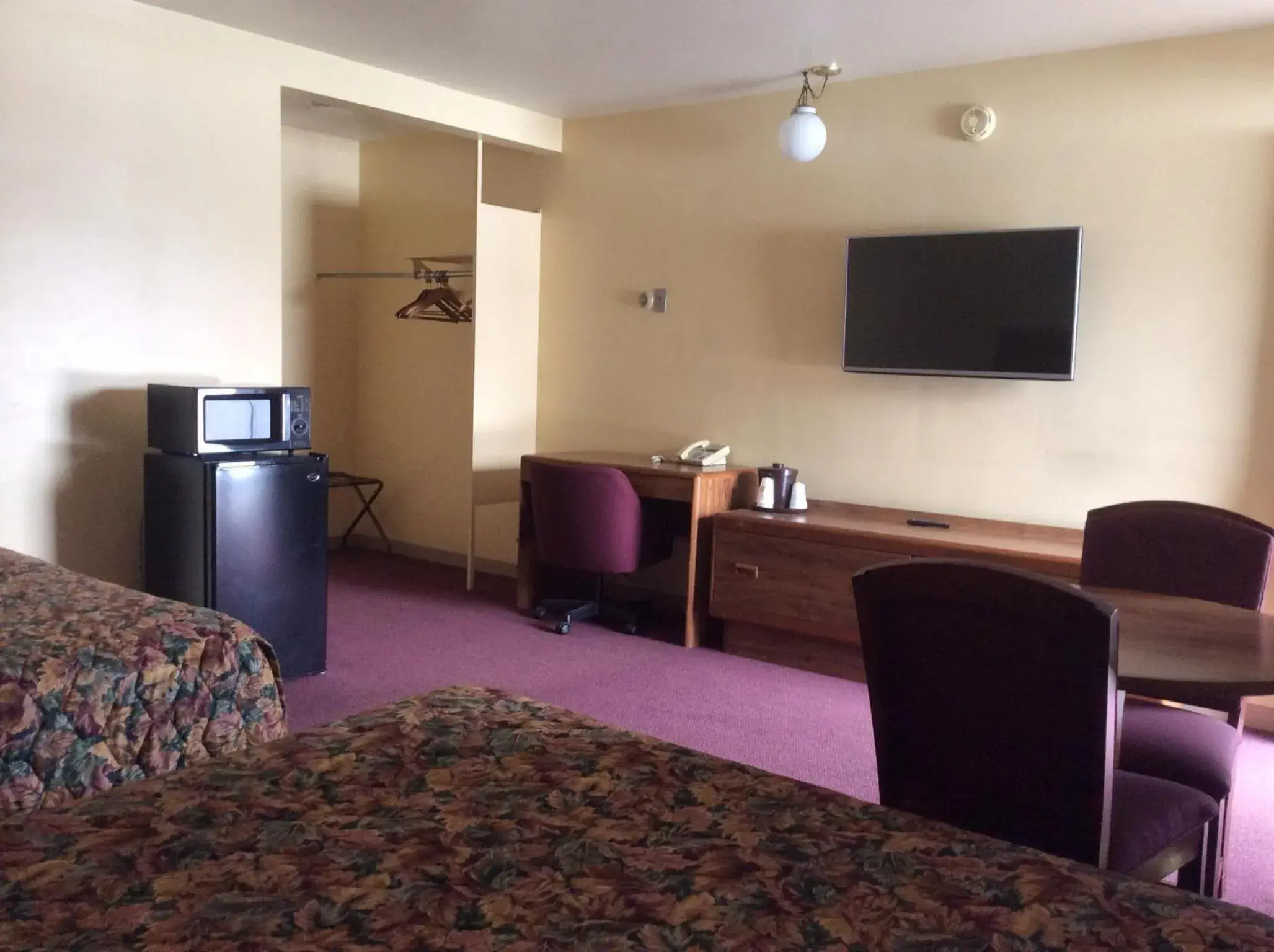 Bed, TV/Entertainment Center in Allenwood Motel