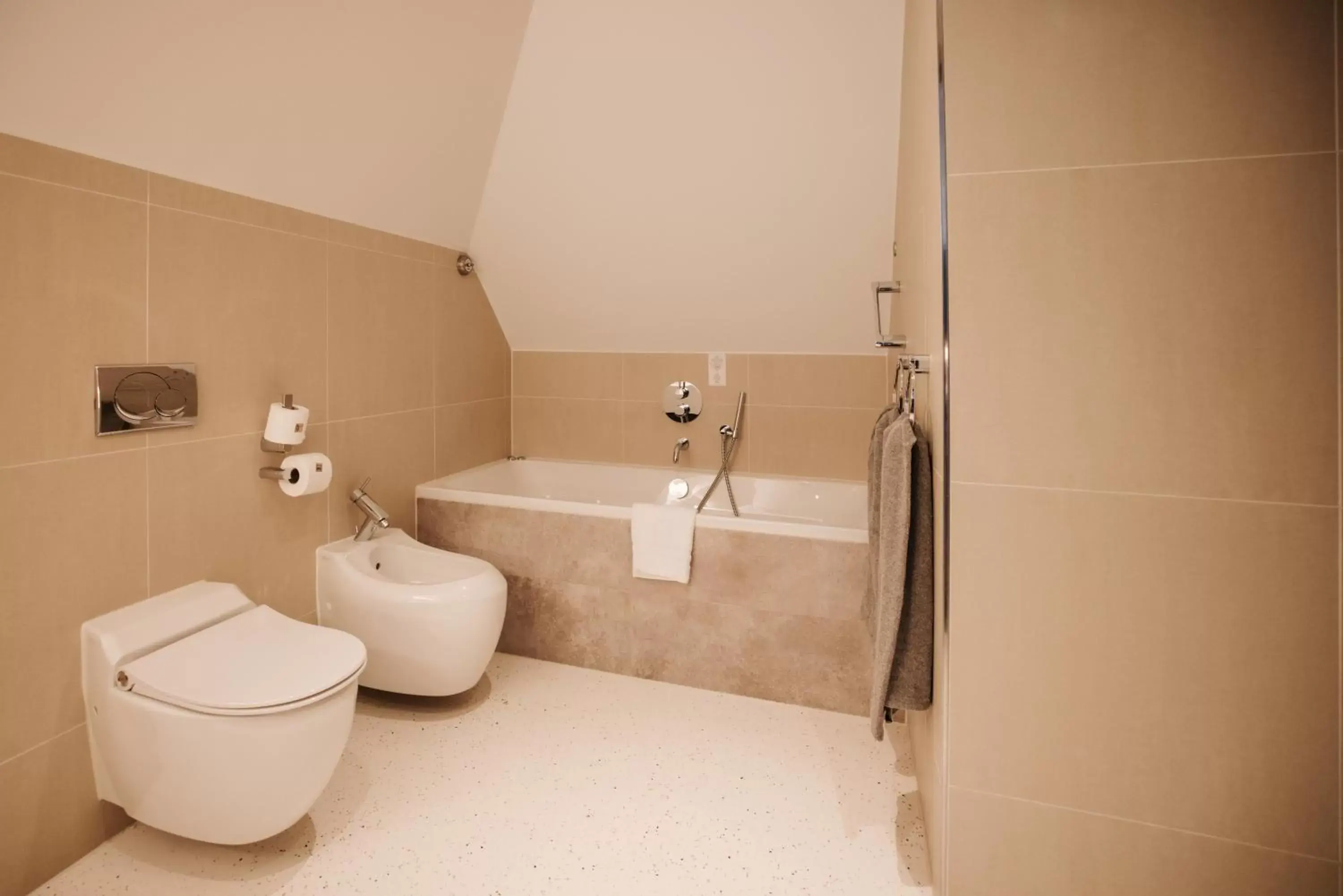 Hot Tub, Bathroom in Hotel & Spa Savarin
