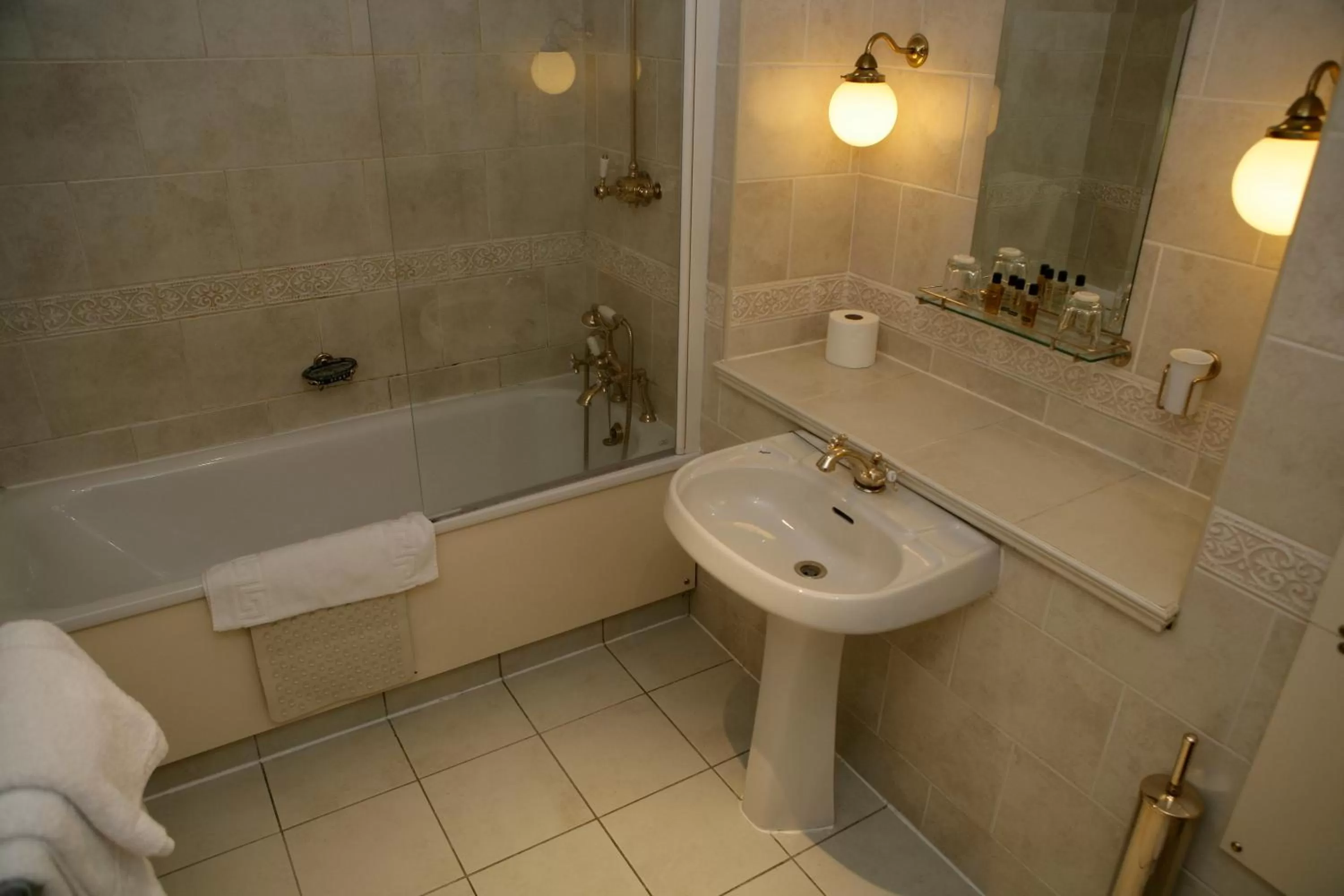 Bathroom in The Saracens Head Hotel