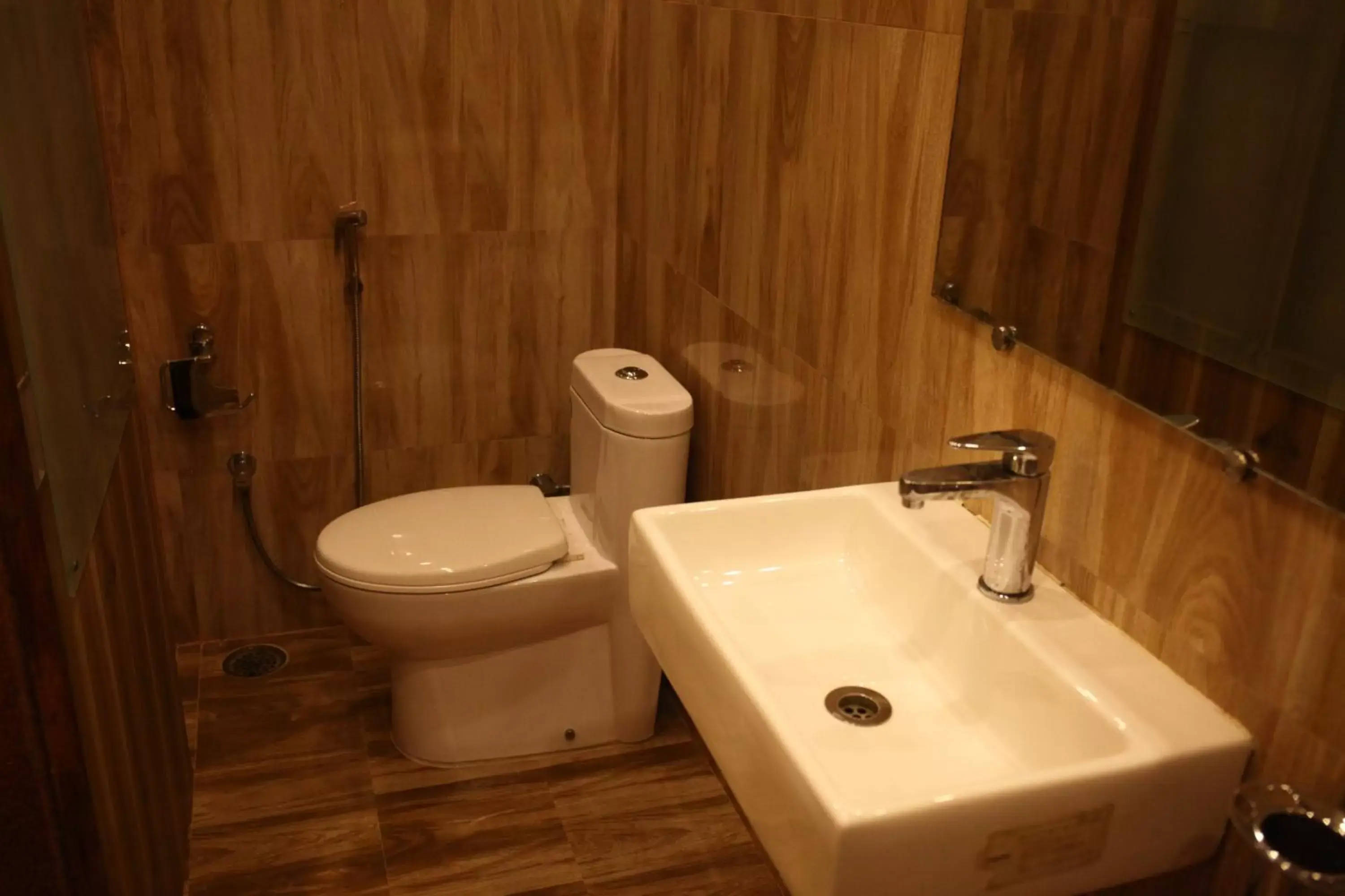 Toilet, Bathroom in Hotel Temple On Ganges