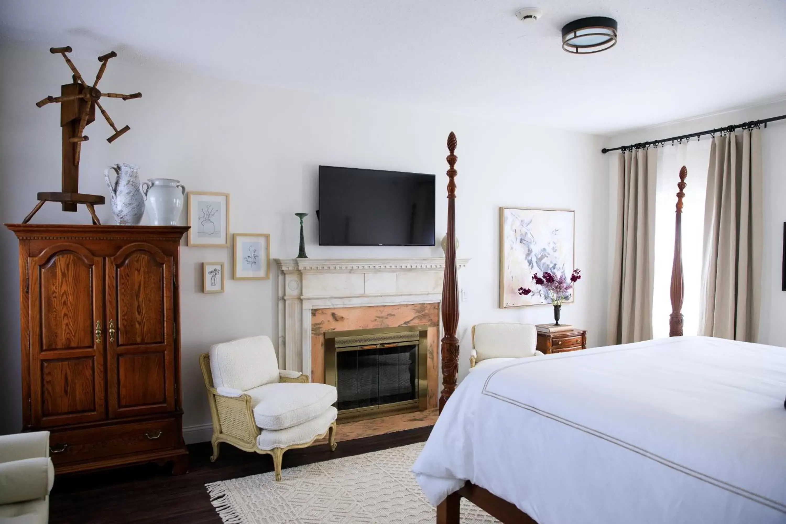 Superior King Room in Inn of Chagrin Superior King Room in Inn of Chagrin