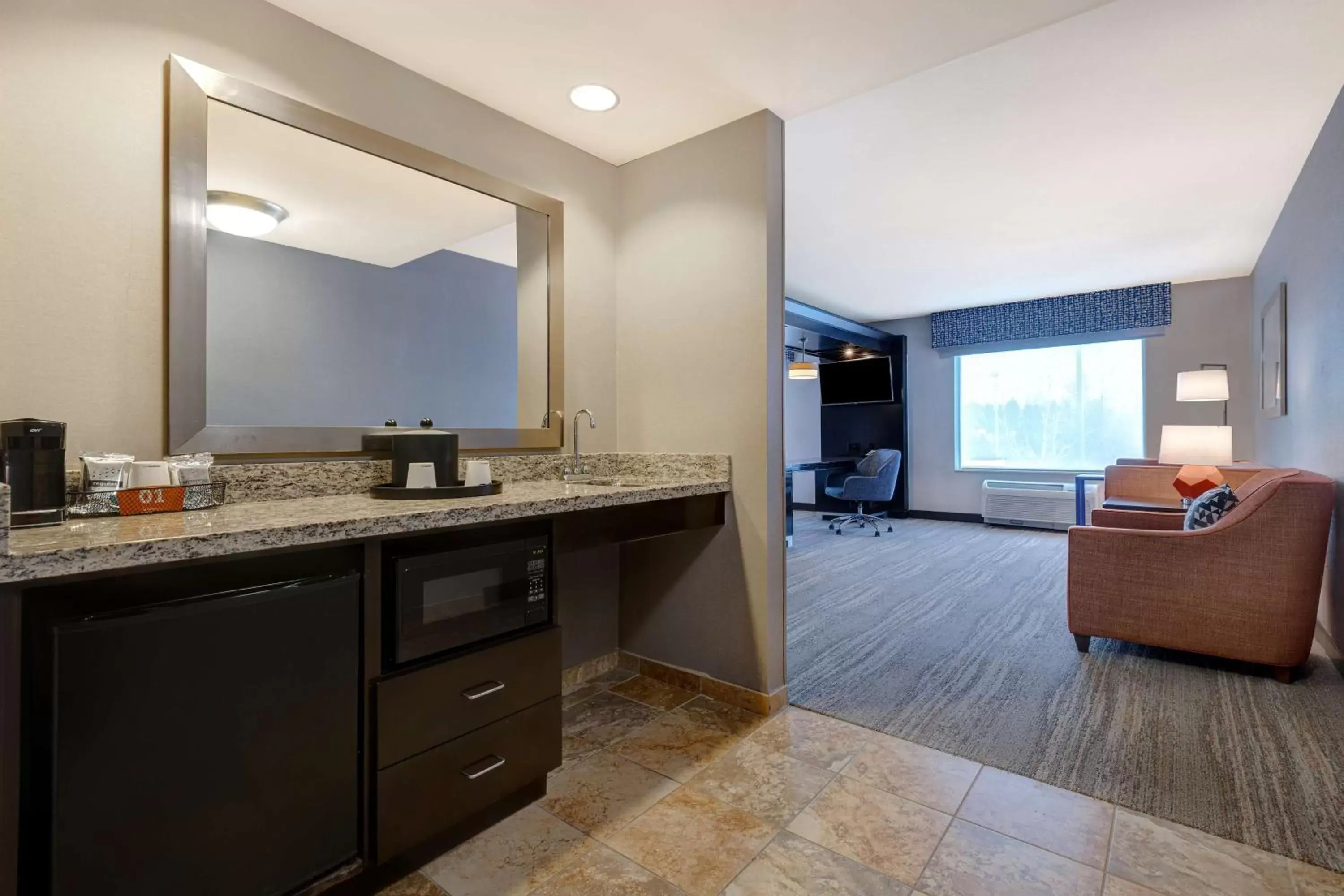 Photo of the whole room, Bathroom in Hampton Inn & Suites Seattle/Federal Way