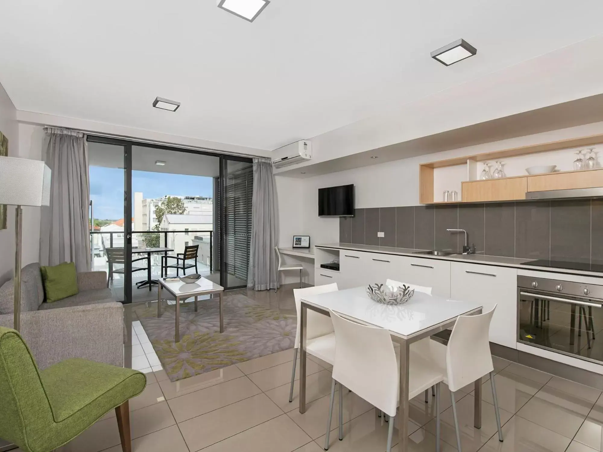 Kitchen or kitchenette, Dining Area in Atrio Apartments