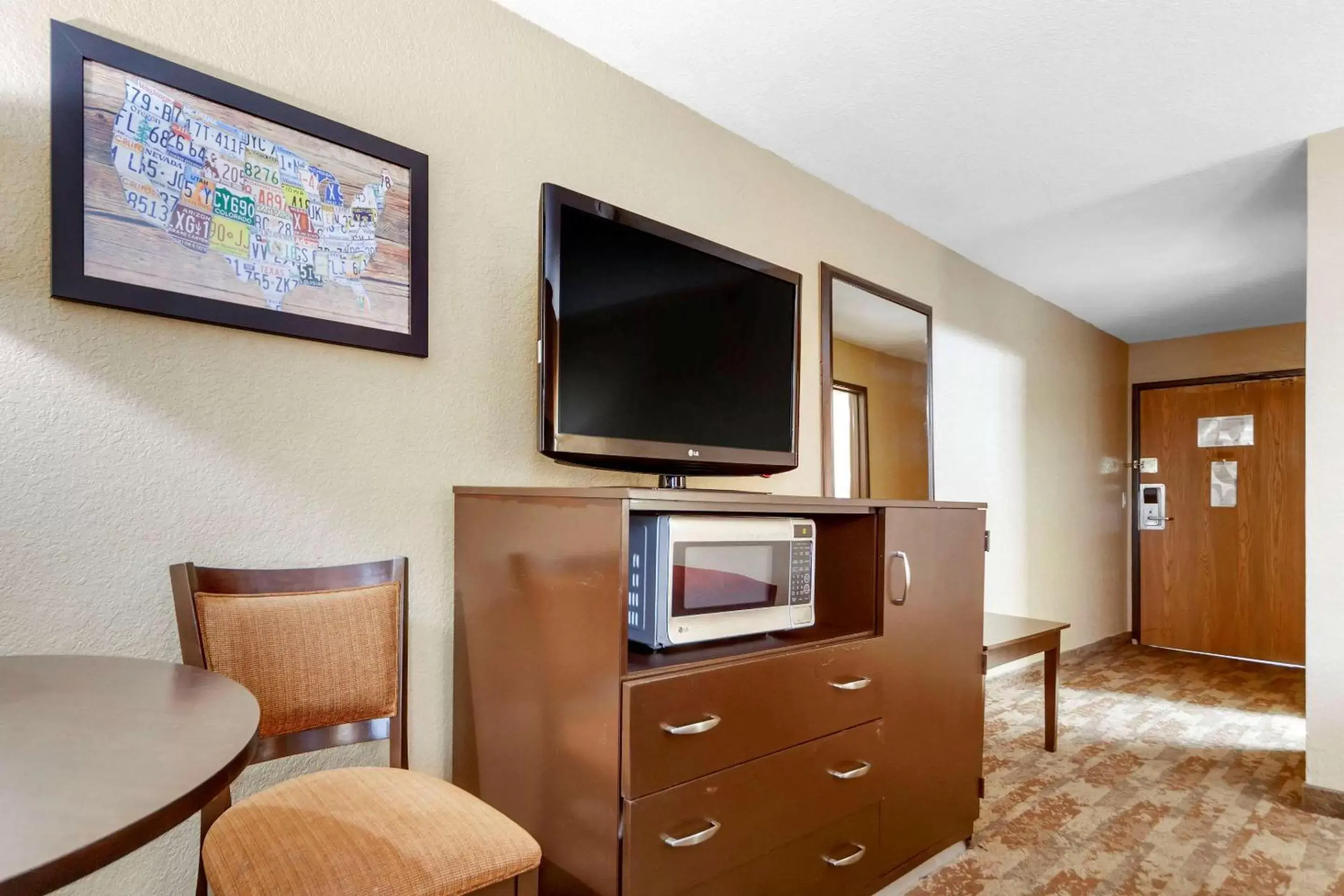 Photo of the whole room, TV/Entertainment Center in Econo Lodge Black Hills