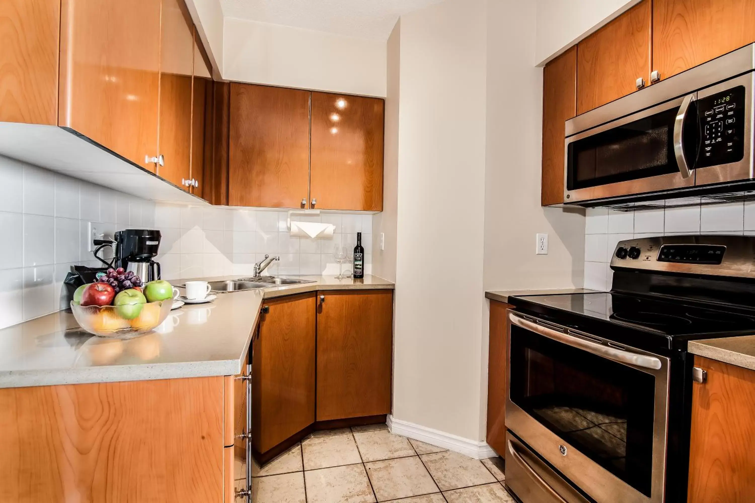 Kitchen or kitchenette, Kitchen/Kitchenette in Executive Hotel Vancouver Airport