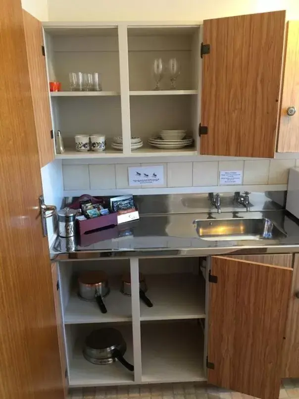 Kitchen/Kitchenette in Amber Court Motel