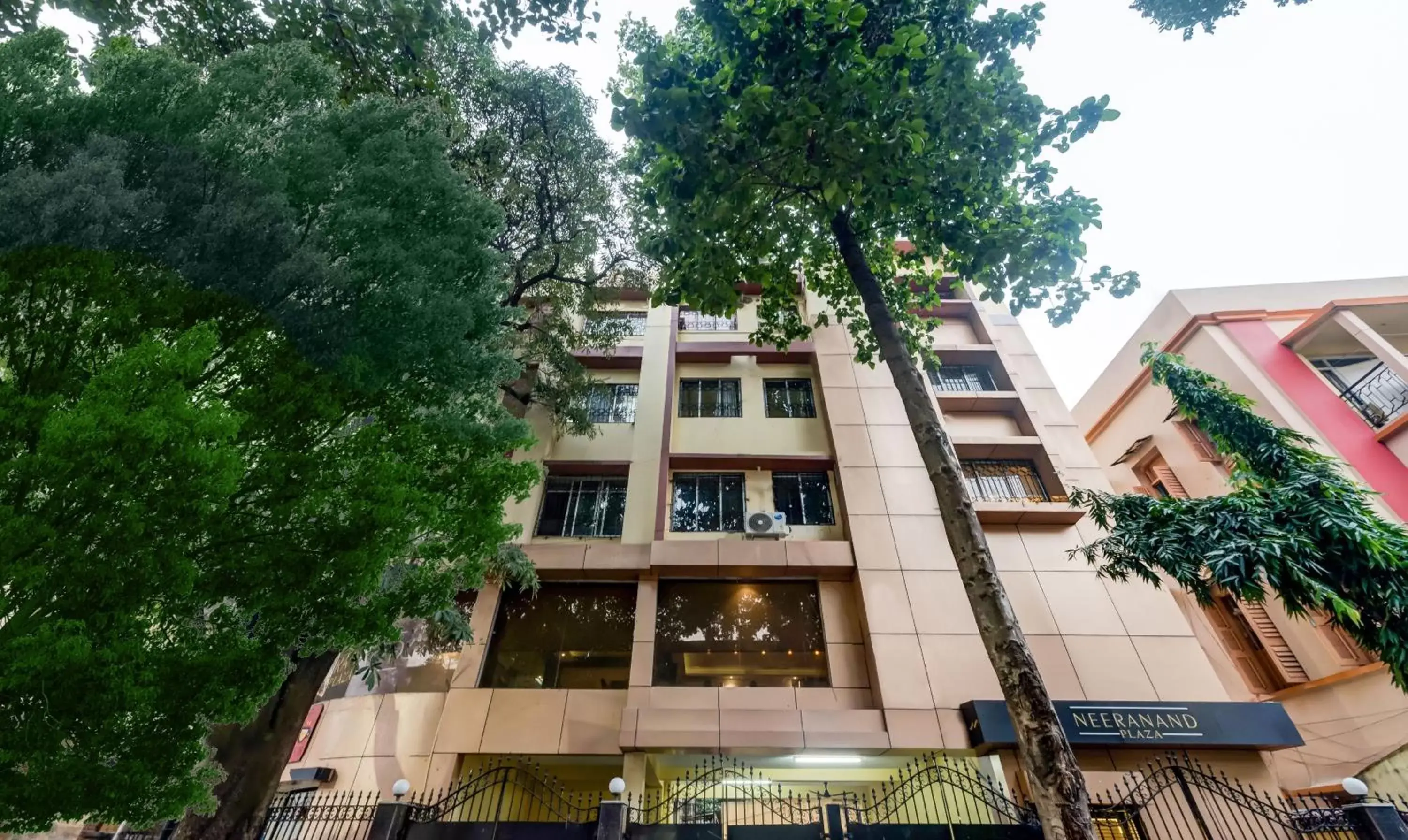Property building in Itsy Hotels Neeranand Plaza, Bhawanipur Property building in Itsy Hotels Neeranand Plaza, Bhawanipur