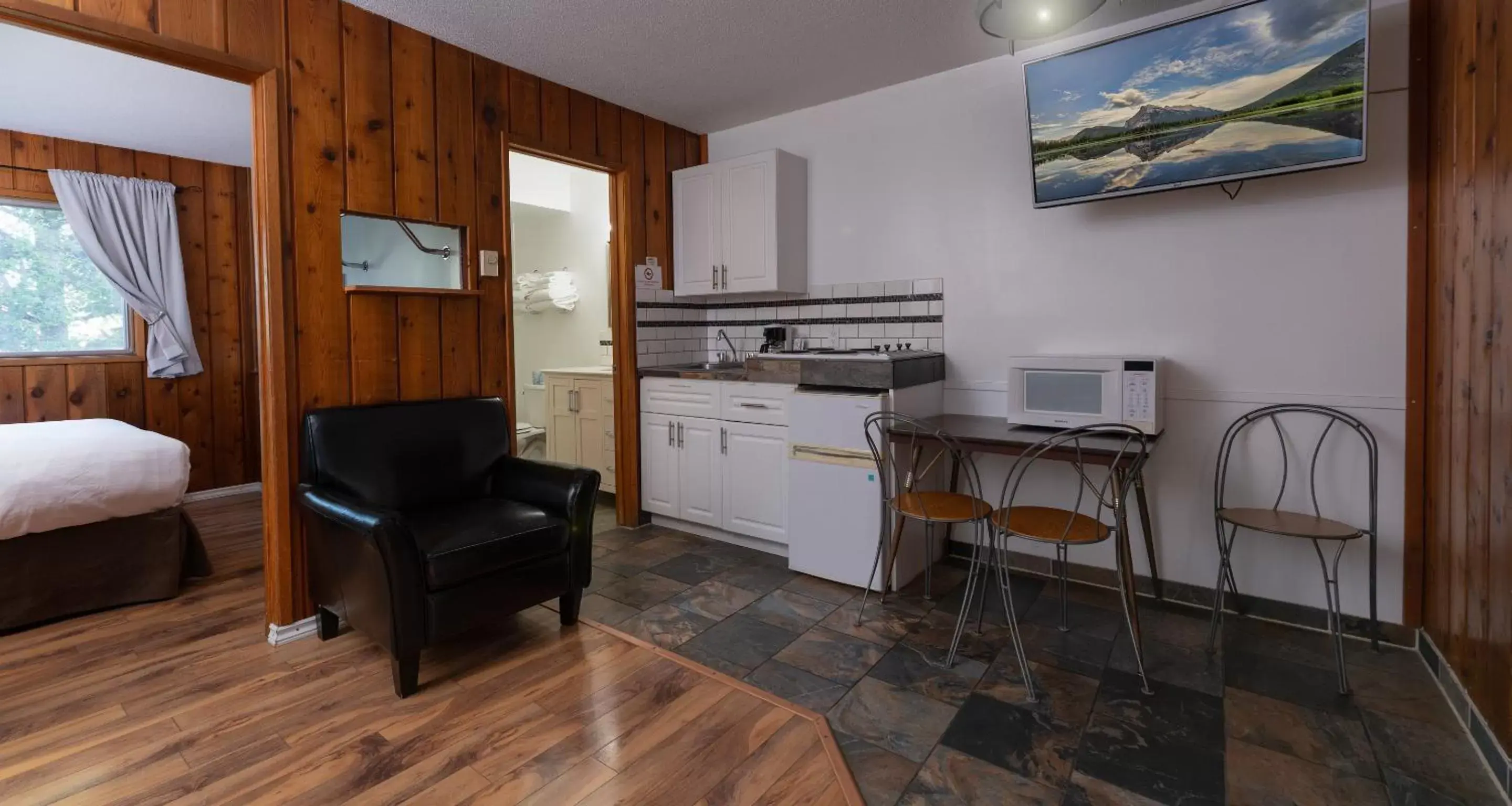 kitchen, Kitchen/Kitchenette in Cedar Motel