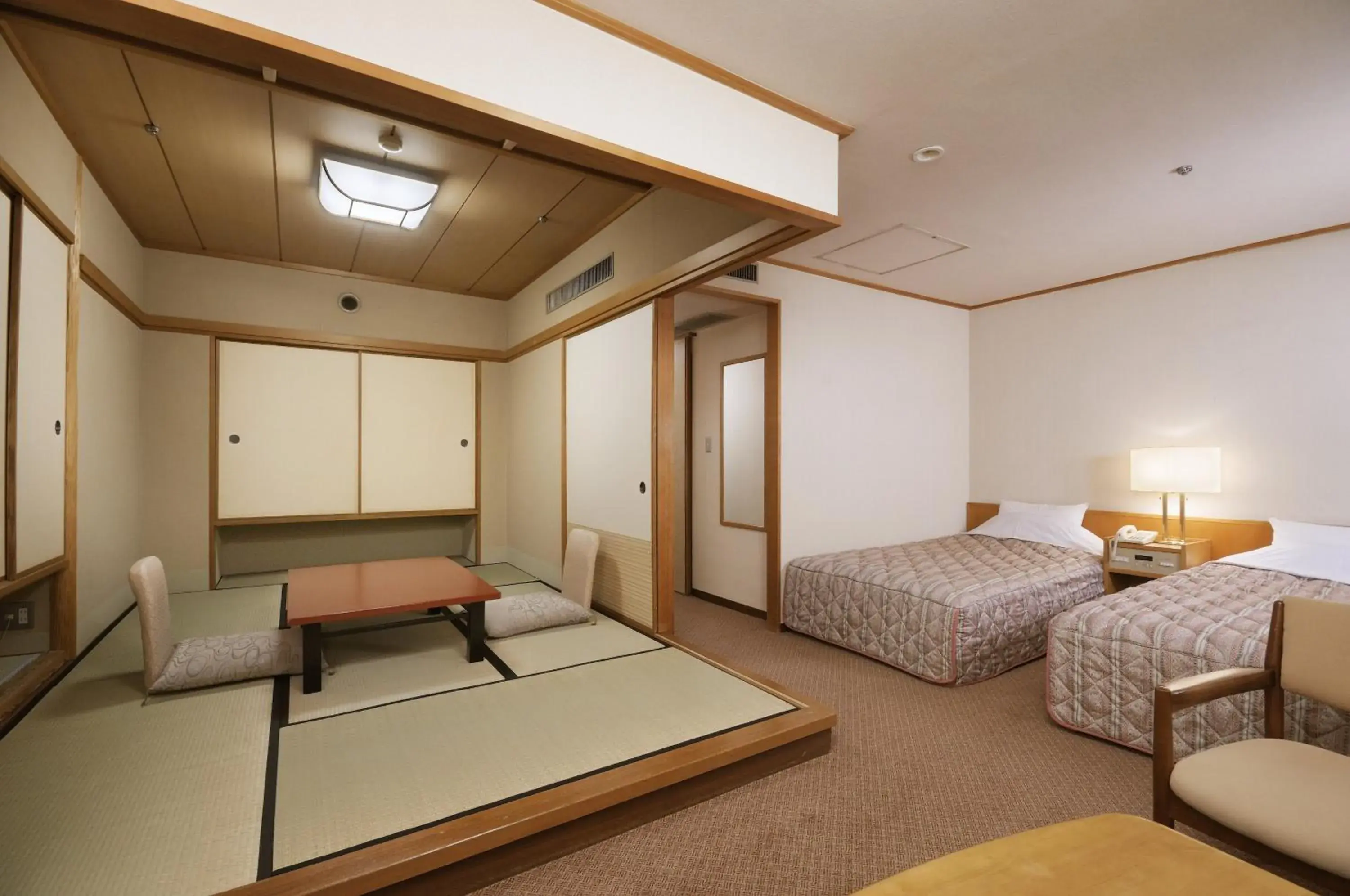 Photo of the whole room, Bed in Gero Onsen Suimeikan